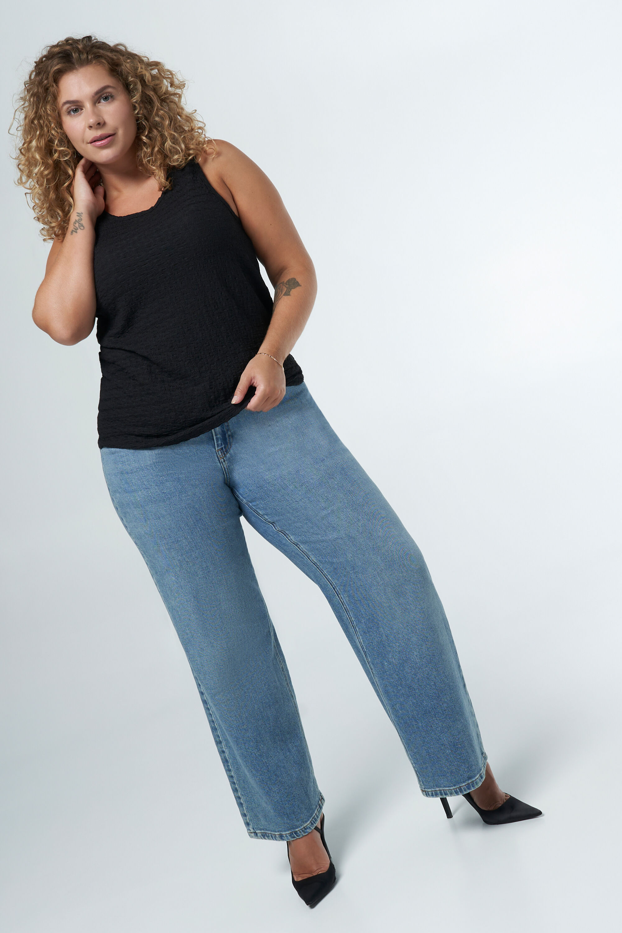 Top sin mangas con textura image number 5