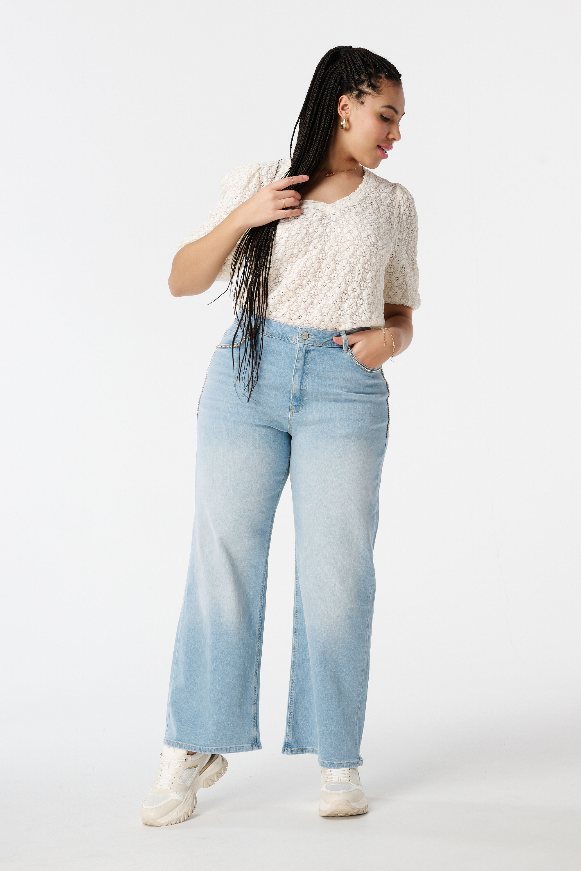 Top de encaje con manga corta image number 5