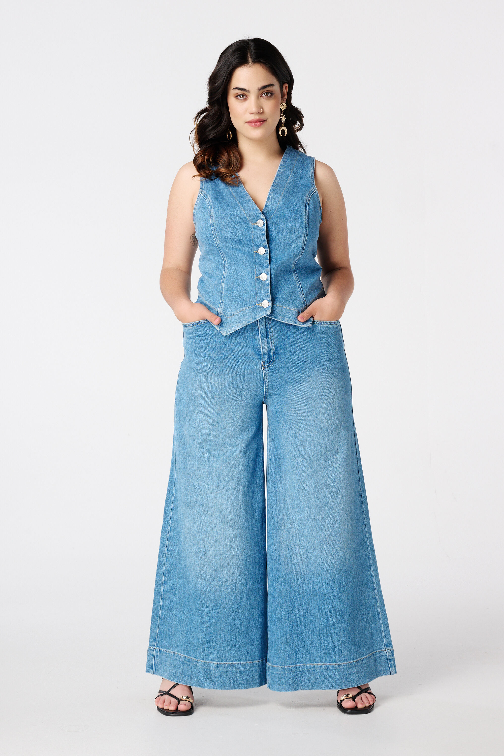 C&aacute;rdigan y vaqueros image number 5