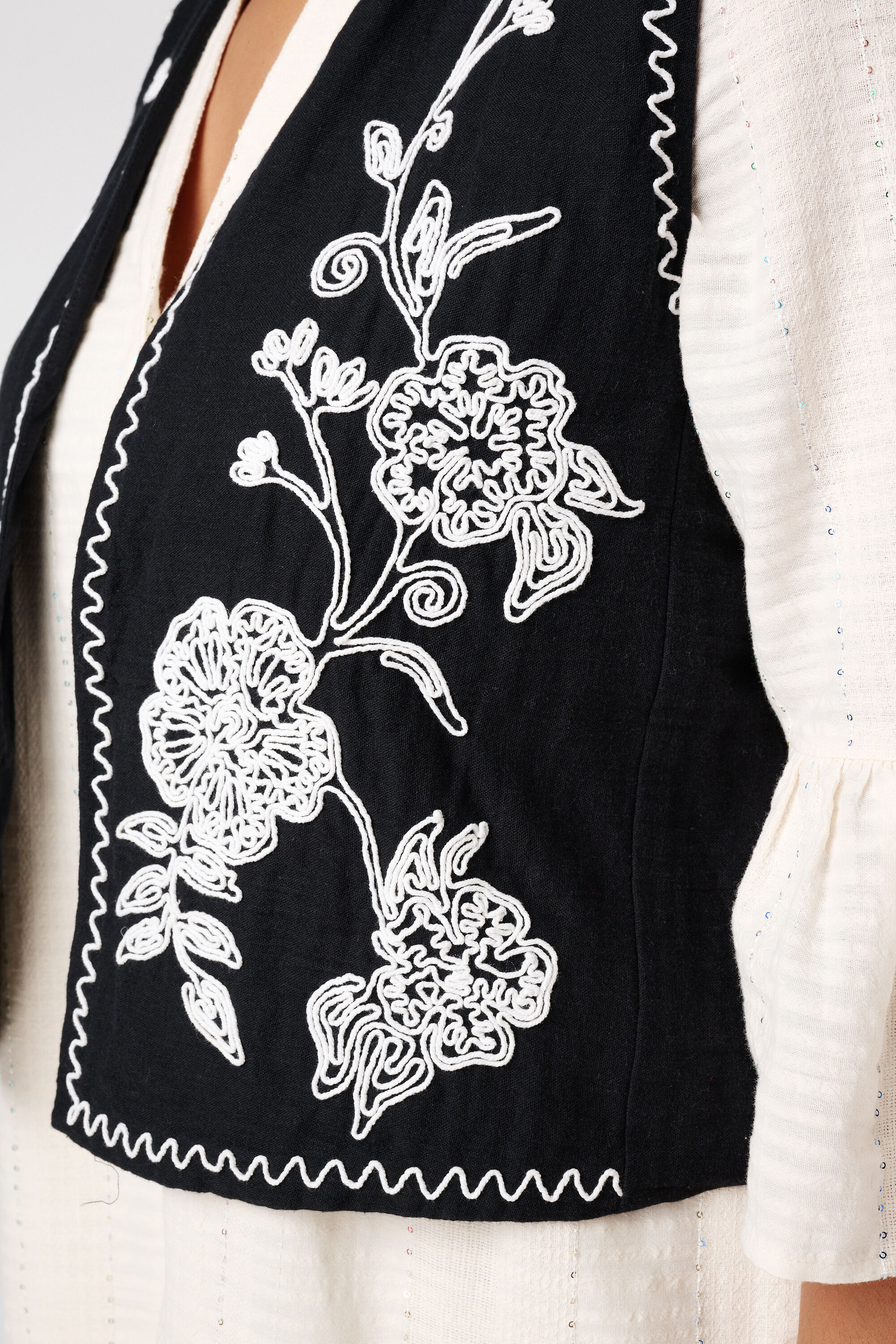Chaleco bordado image number 6