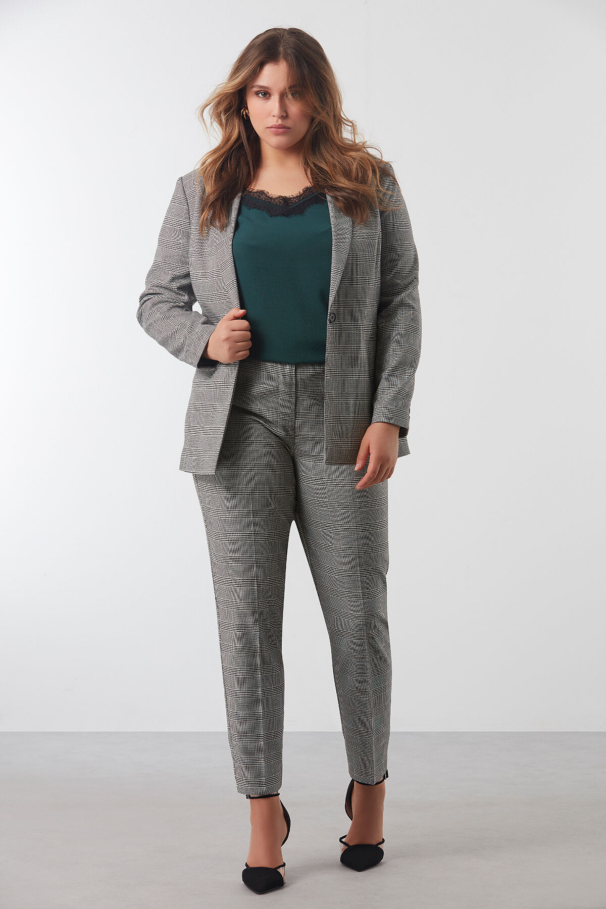 Pantalones de cuadros image number 5