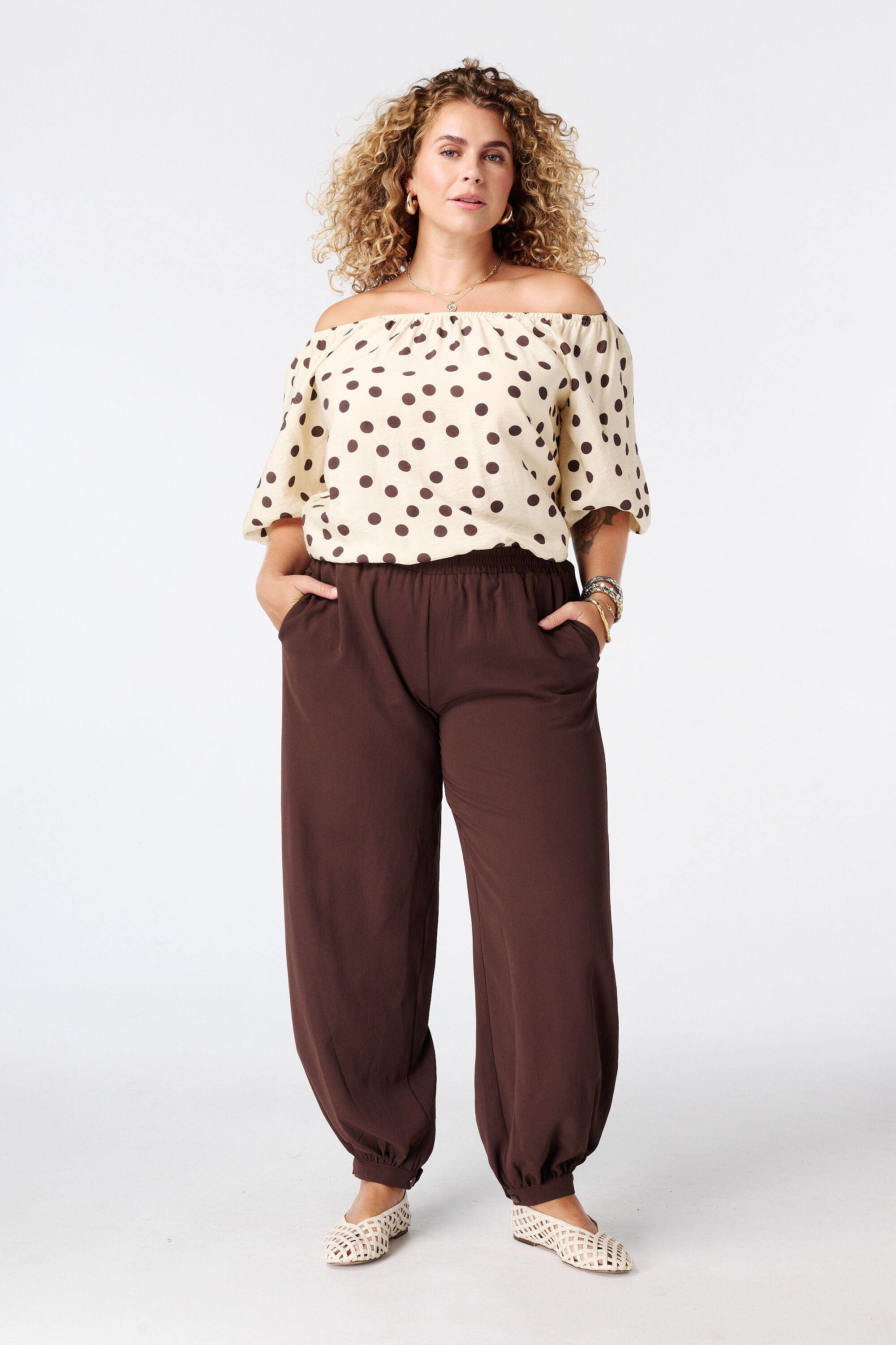 Blusa con hombros al descubierto y estampado de lunares image number 3