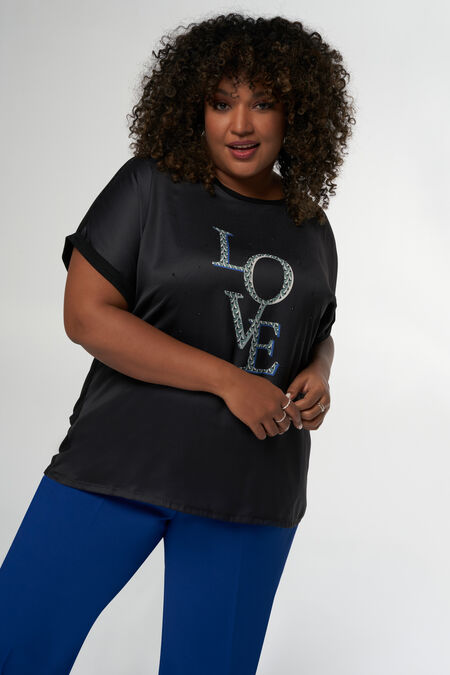 Camiseta decorada con la palabra "LOVE" estampada