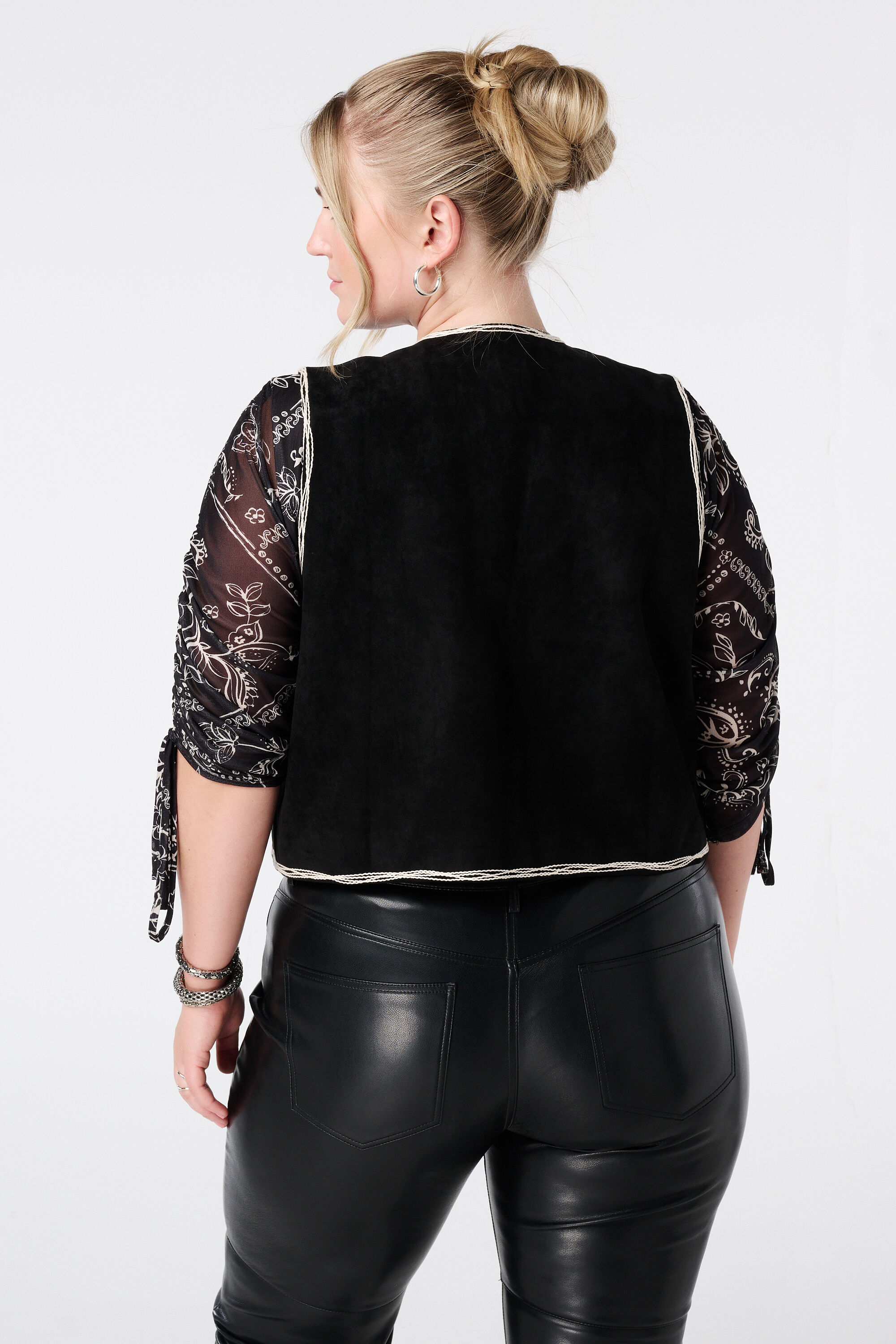 Chaleco de antelina con bordado image number 3