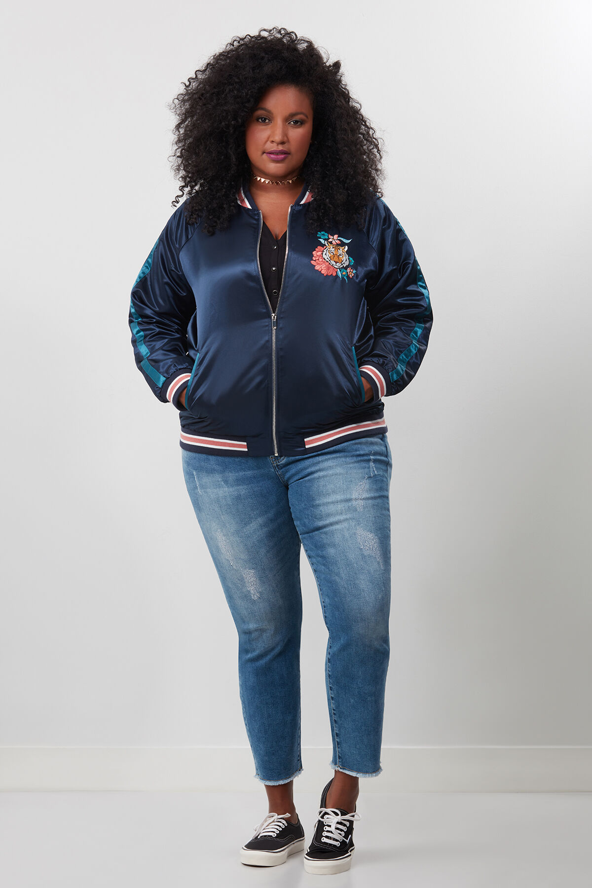 Chaqueta bomber con bordados de flores y tigre image number 3