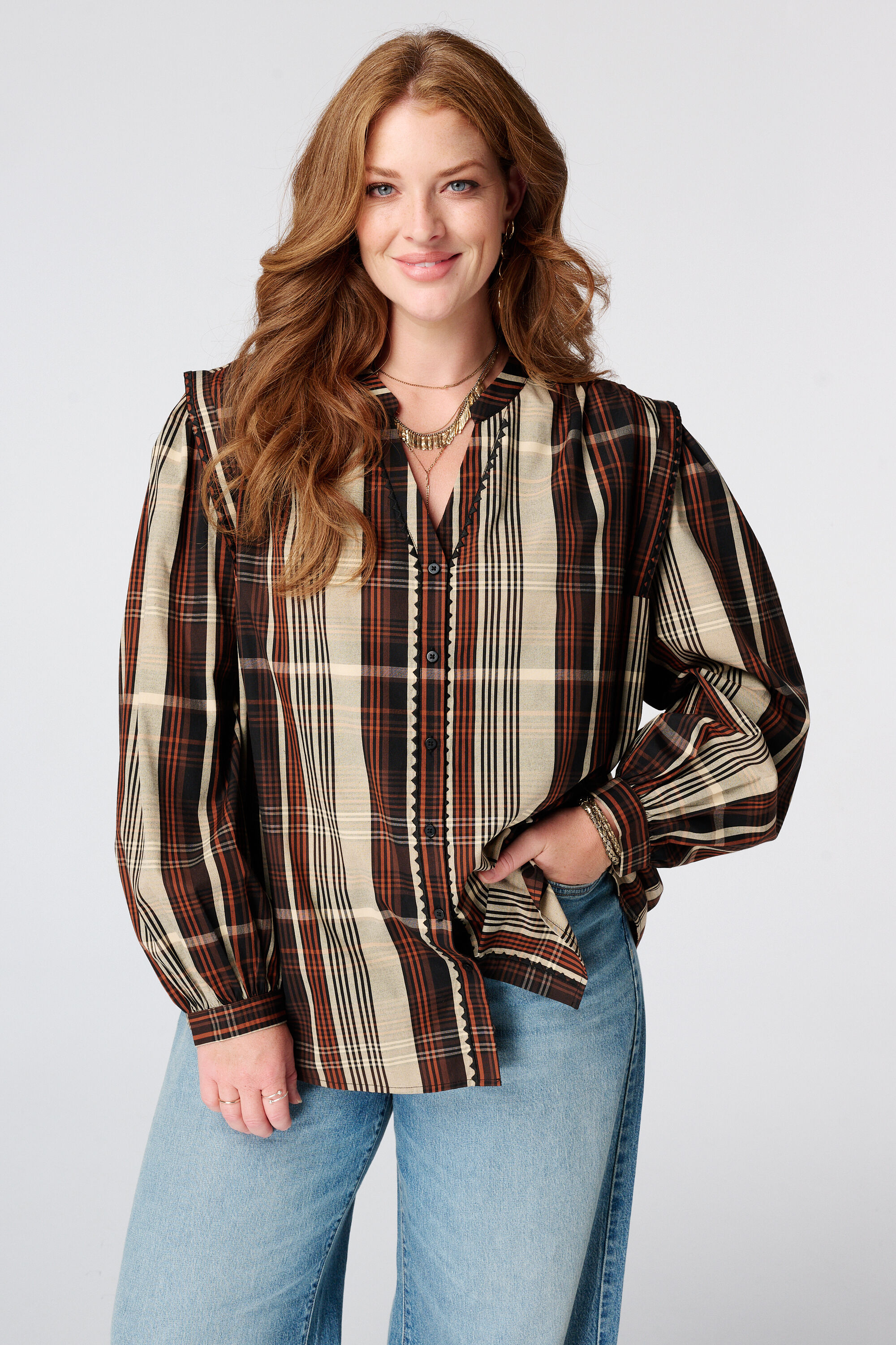 Blusa de cuadros con mangas de volantes