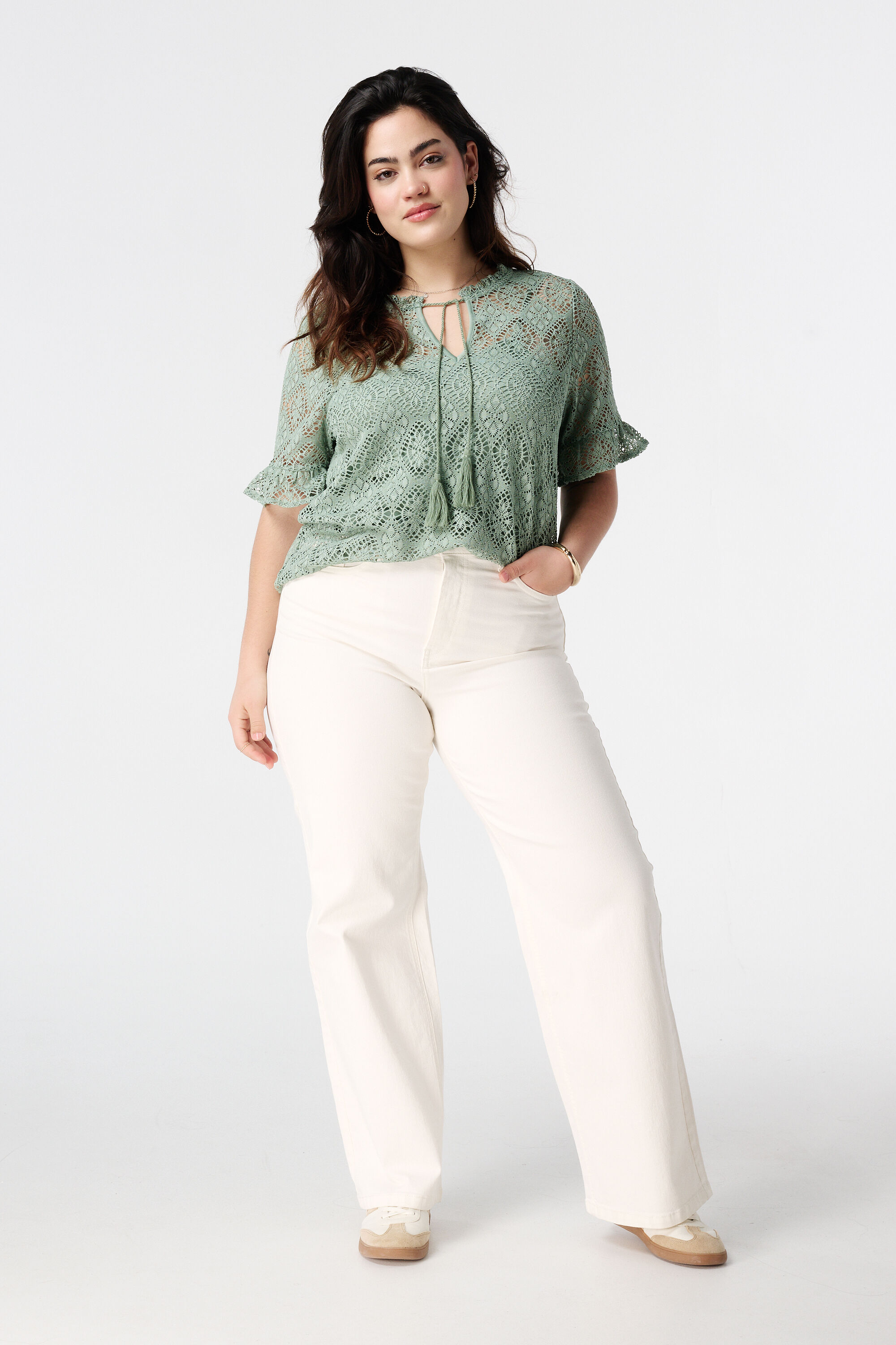 Top de encaje con manga corta  image number 5
