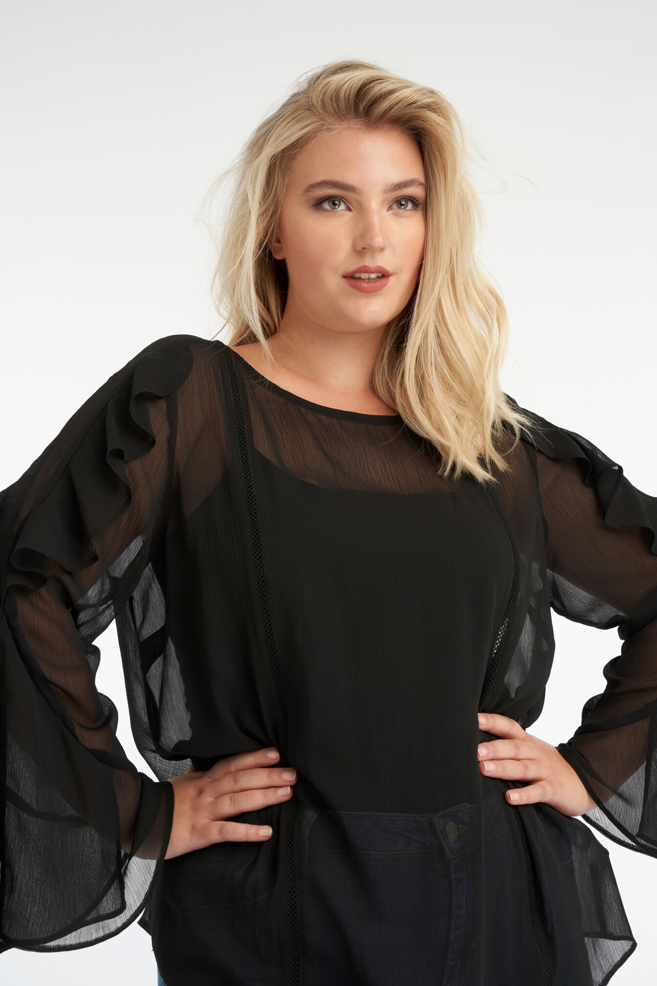 Blusa transparente con mangas de campana image number 5