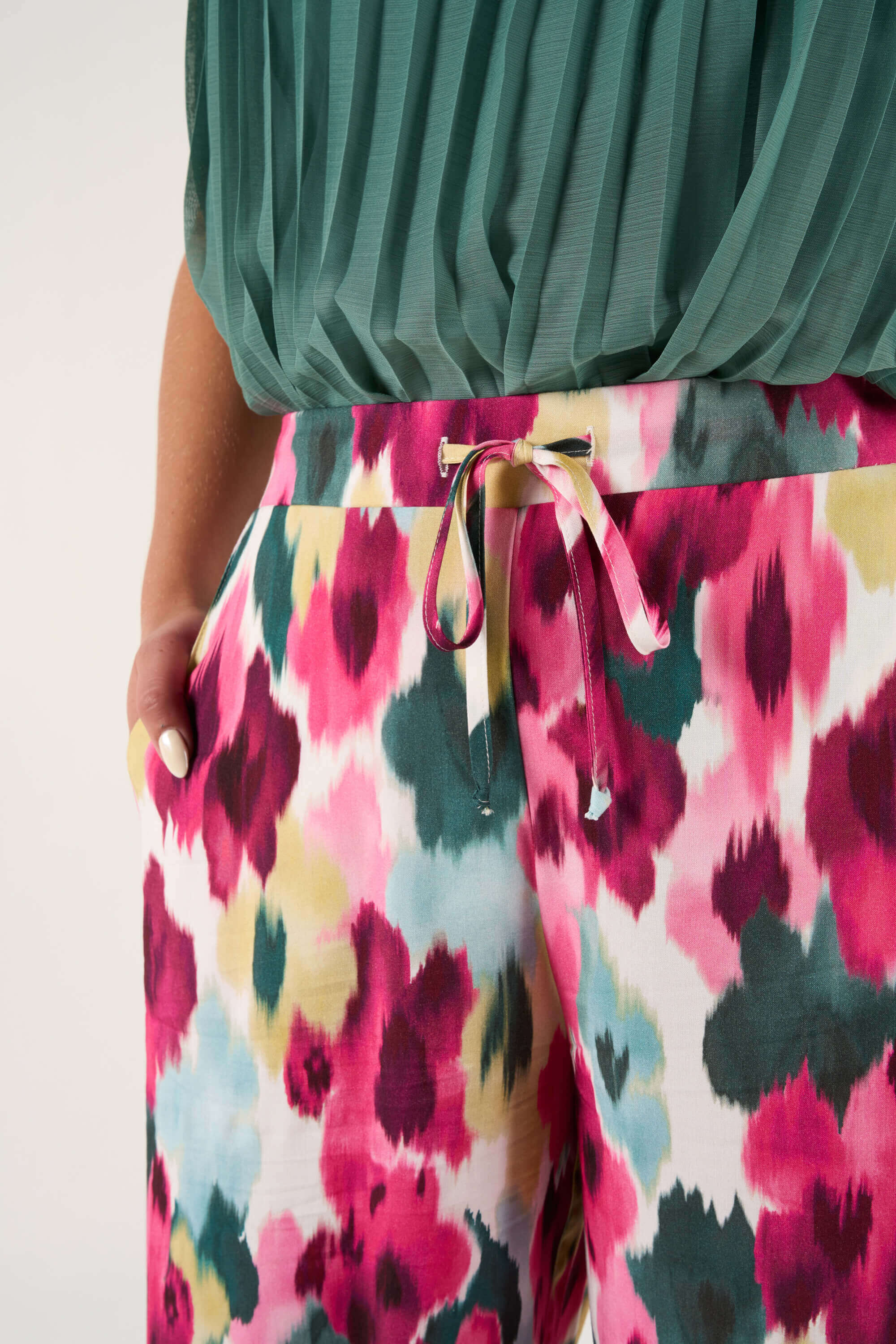 Pantalones anchos con estampado floral image number 5