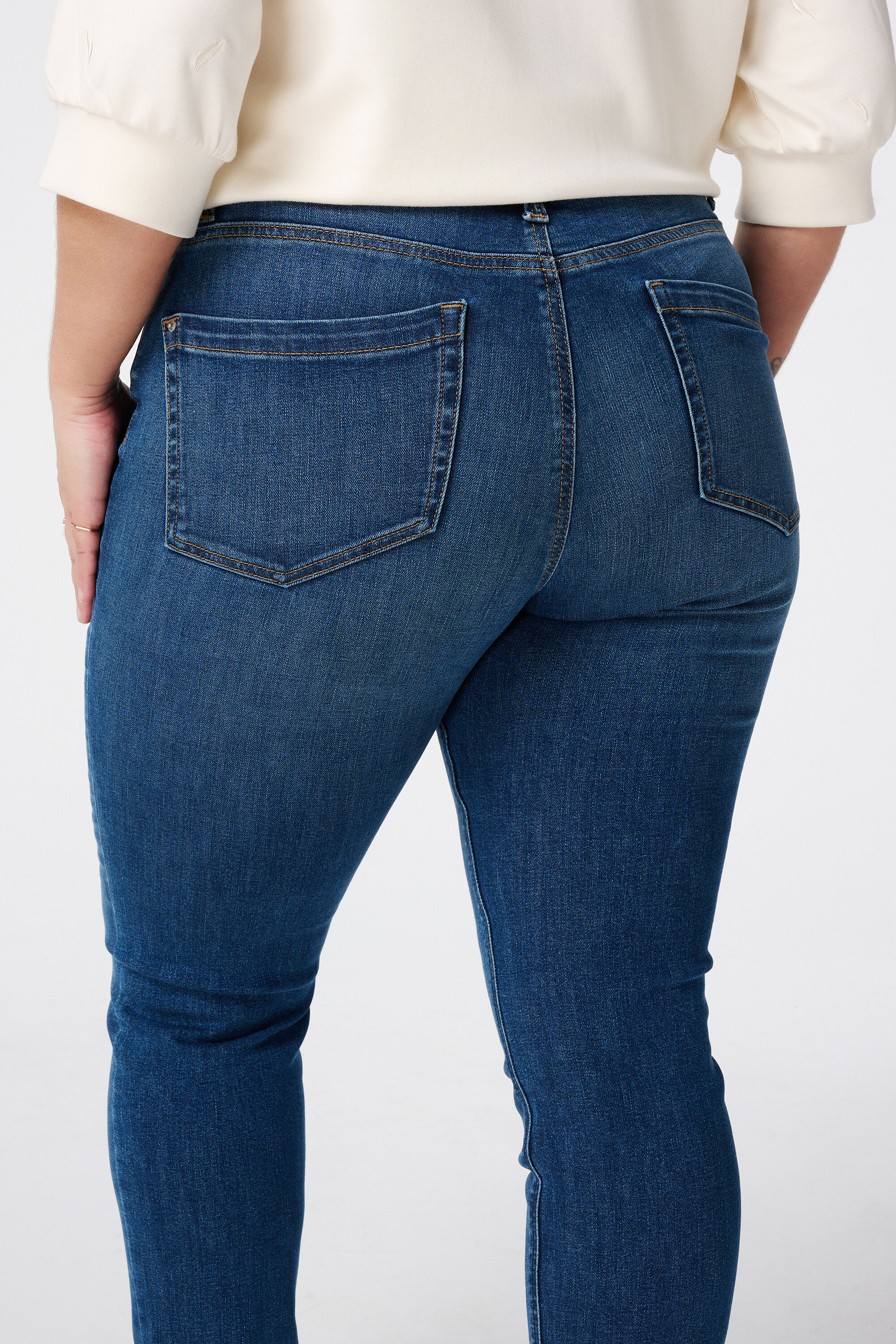 Vaqueros IRIS de corte pitillo image number 4