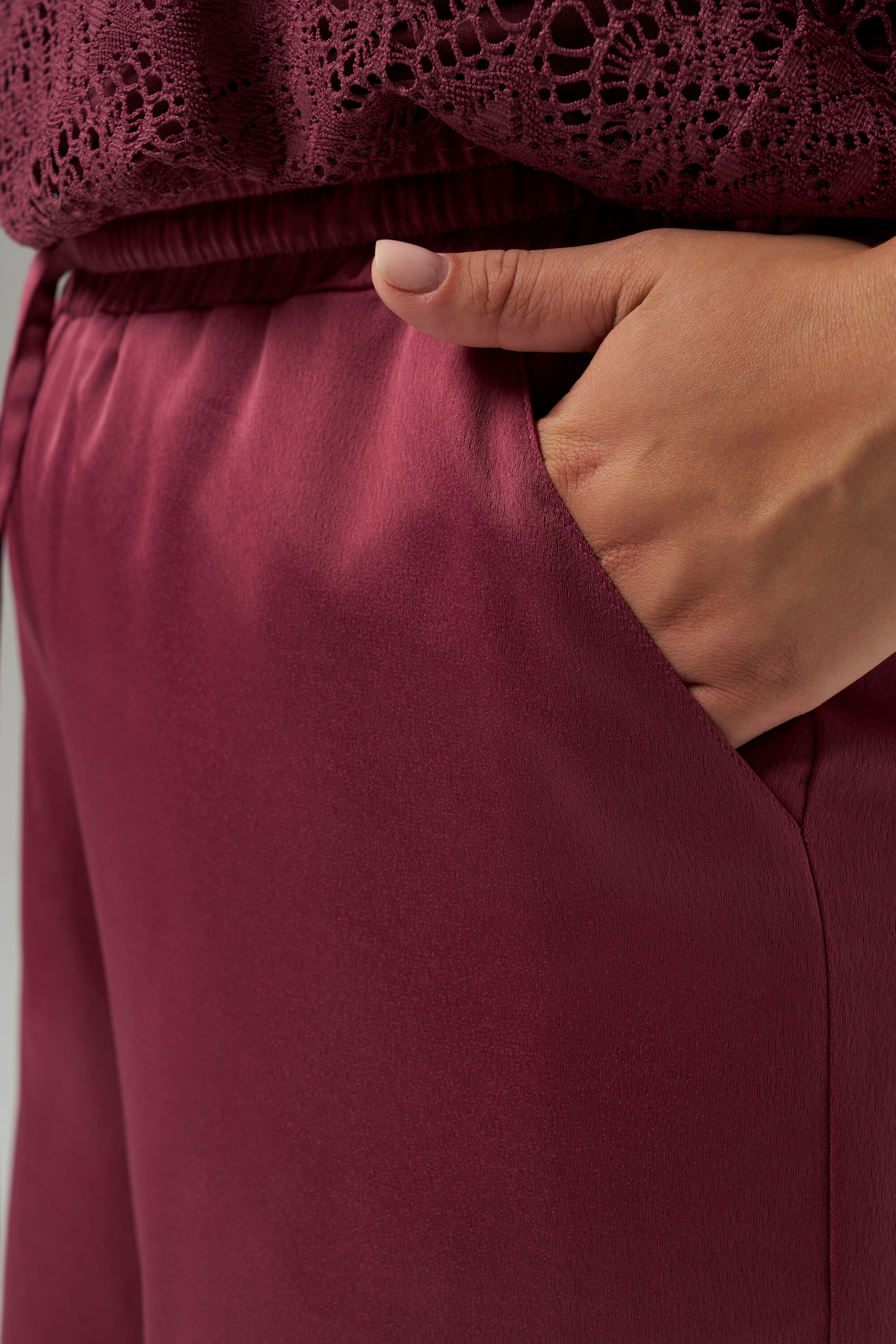 Pantalones con aspecto de sat&eacute;n image number 4