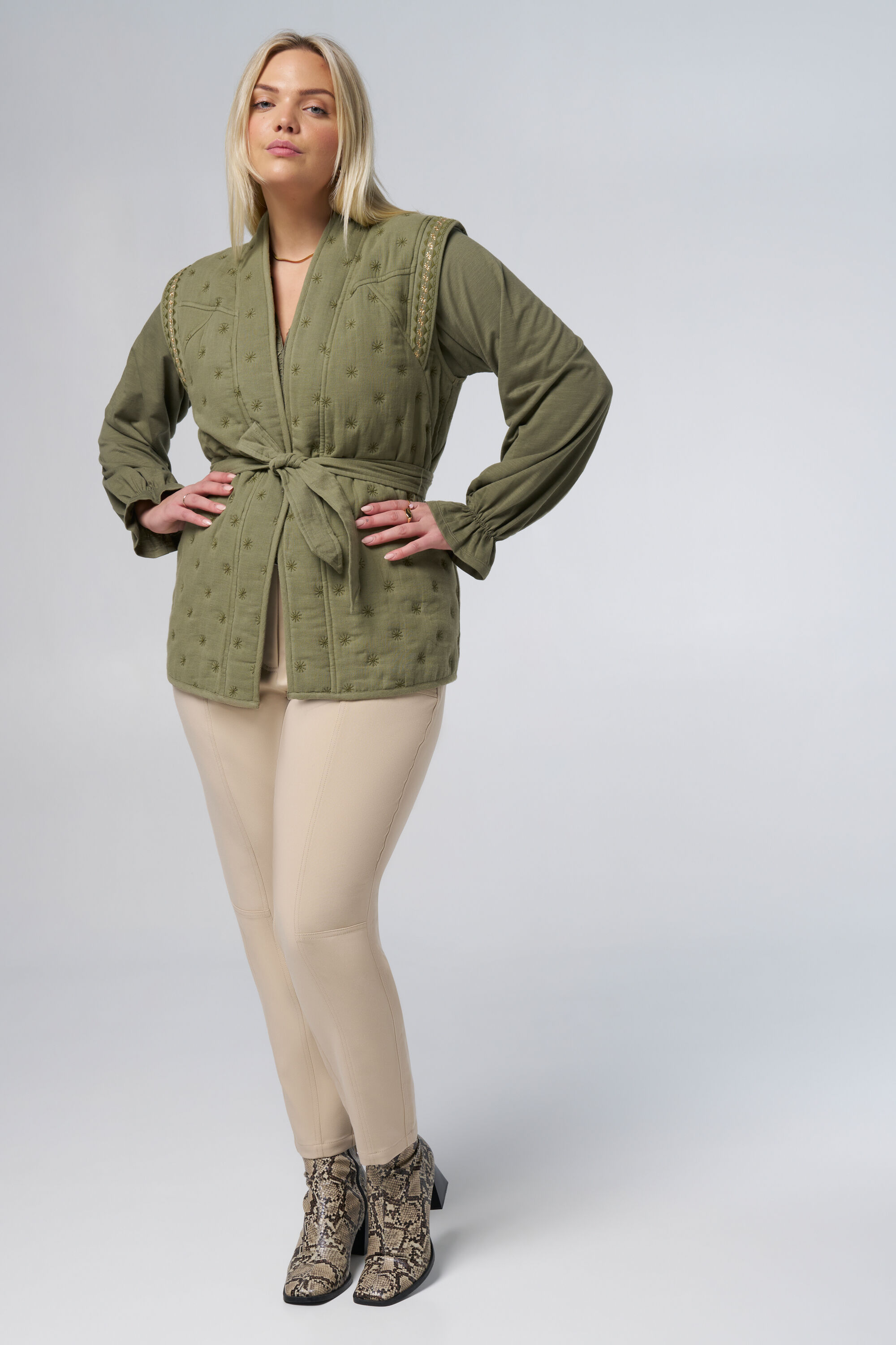 Chaleco decorado con detalles dorados image number 5