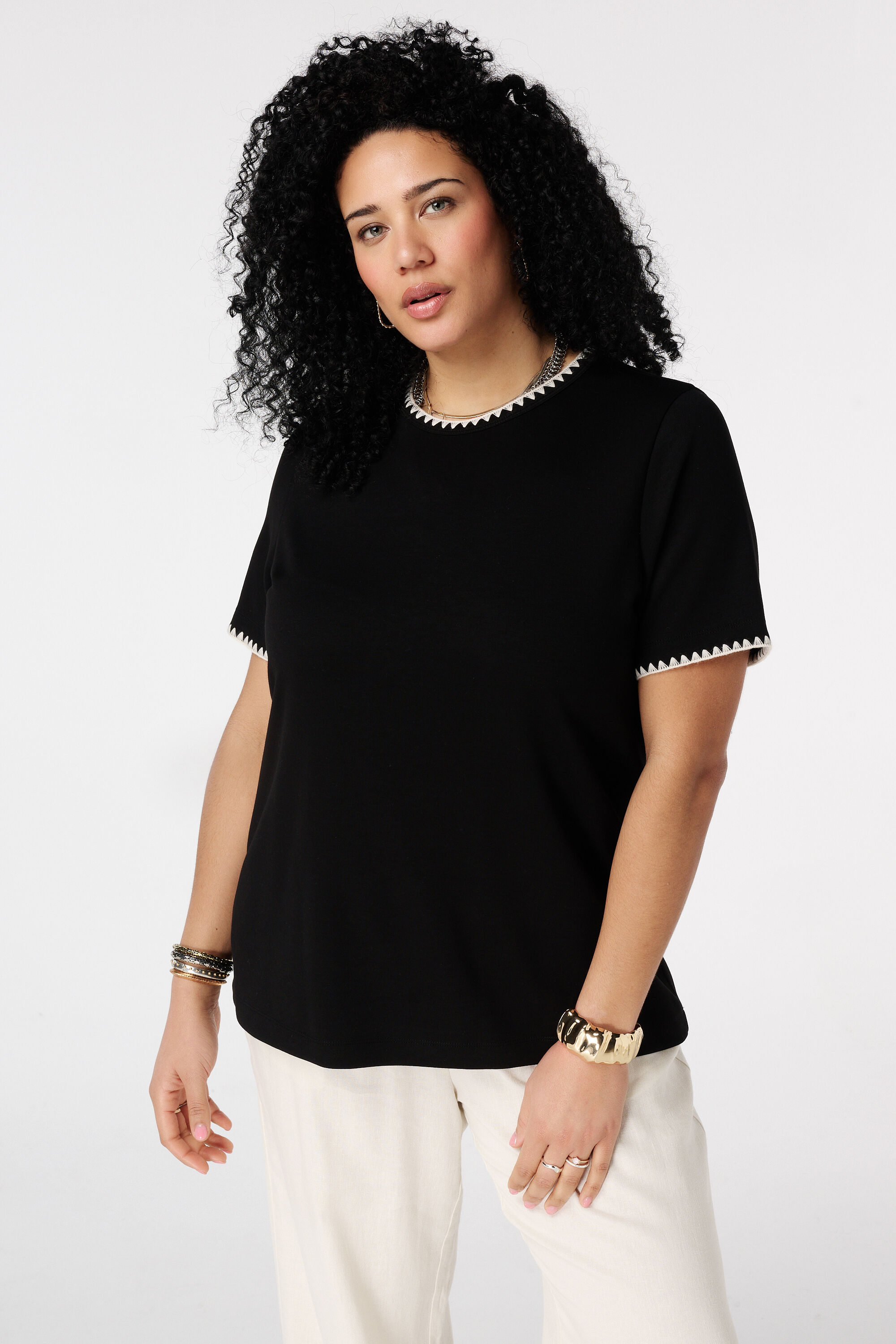 Camiseta con acabados decorativos