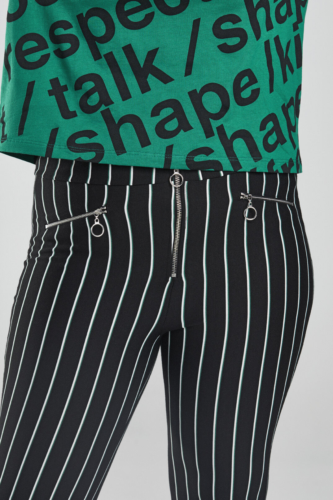 Pantalones acampanados de rayas  image number 3