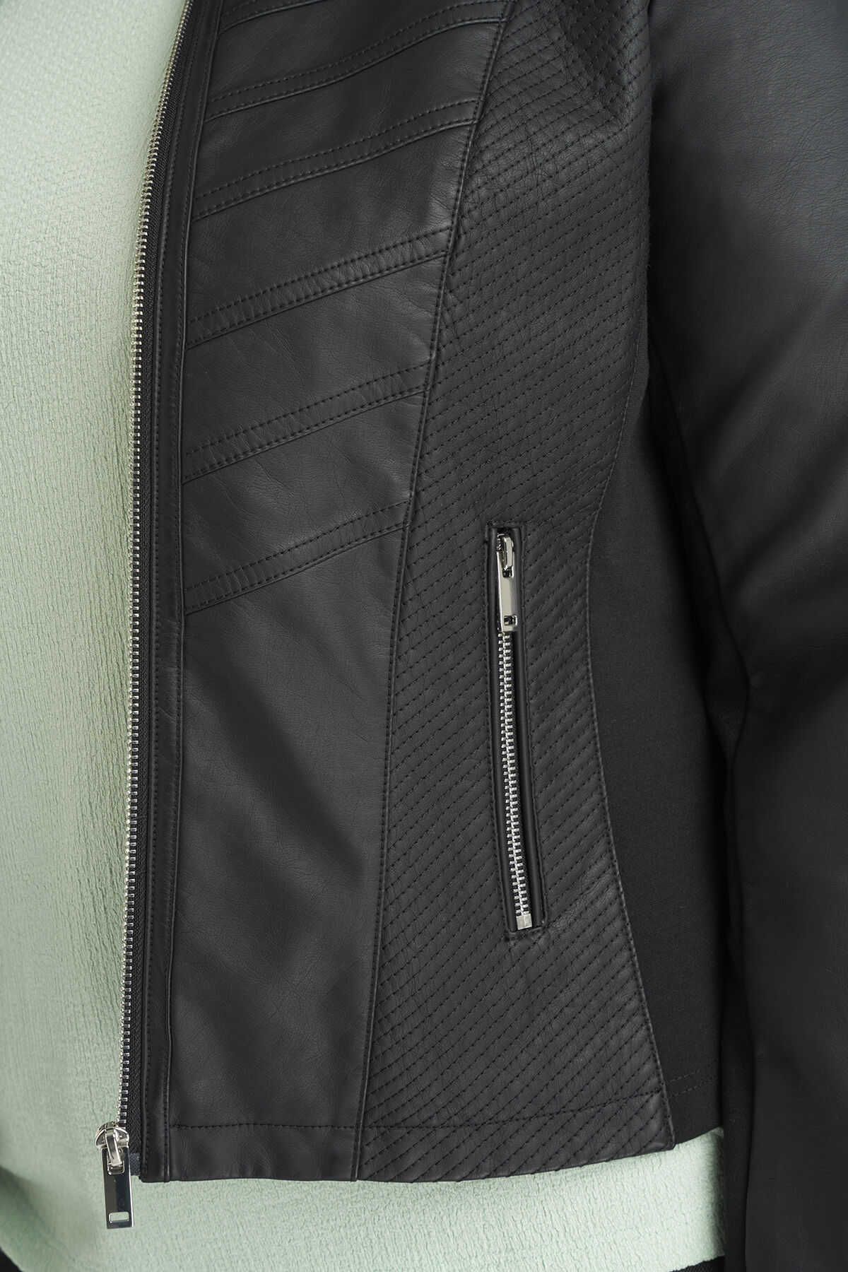 Chaqueta motera de cuero sint&eacute;tico con cuello redondo image number 4