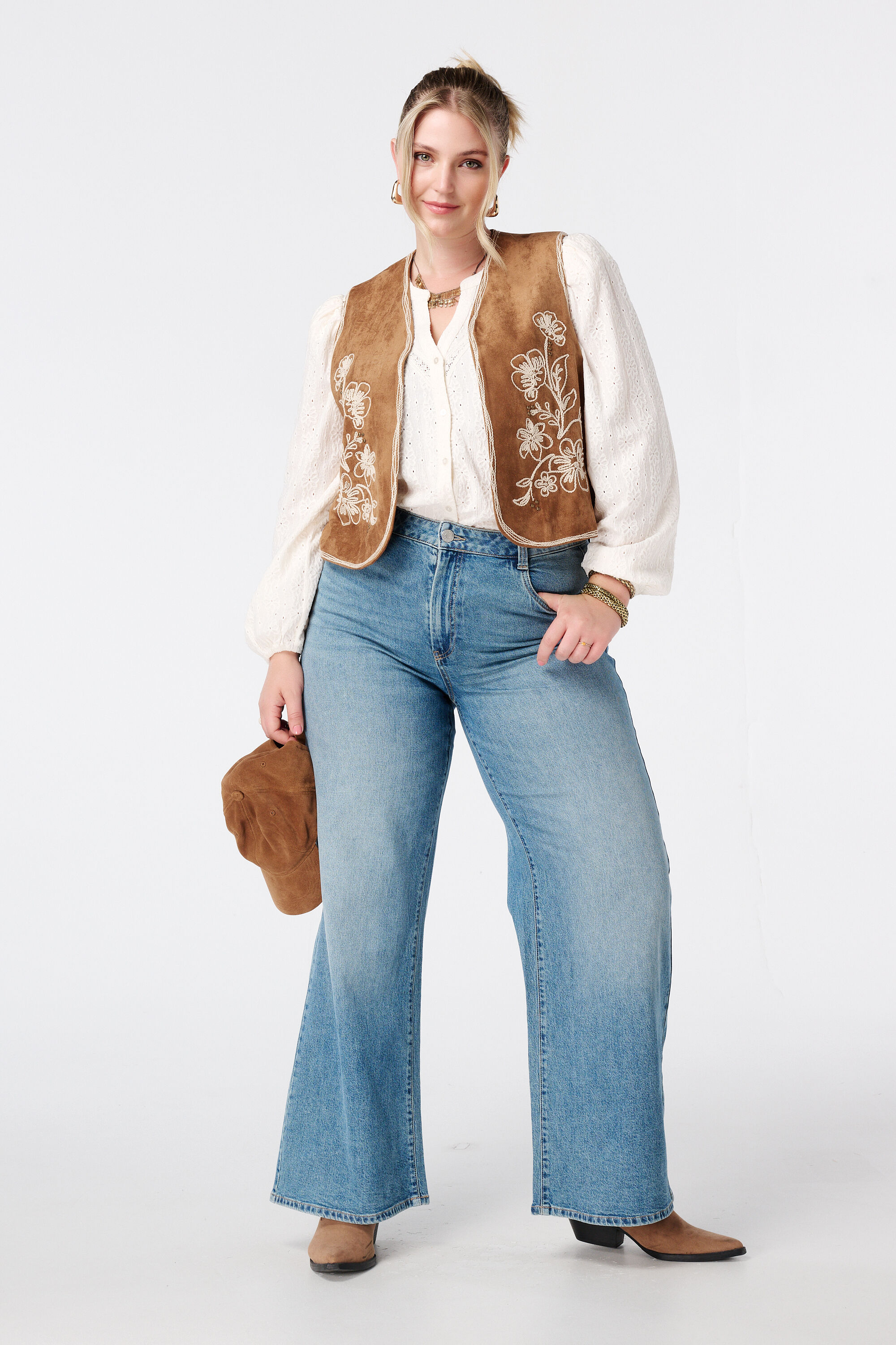 Chaleco de antelina con bordado image number 5