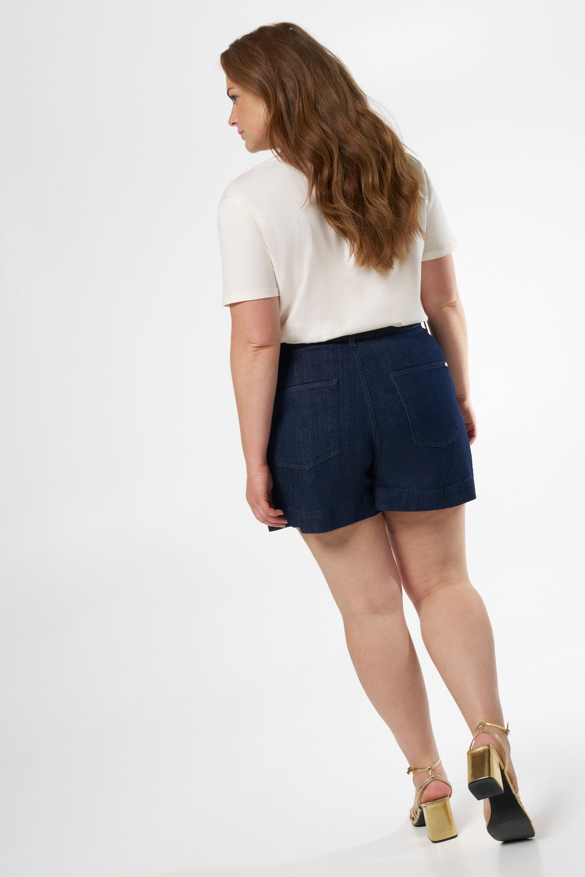 Shorts con botones dorados image number 3