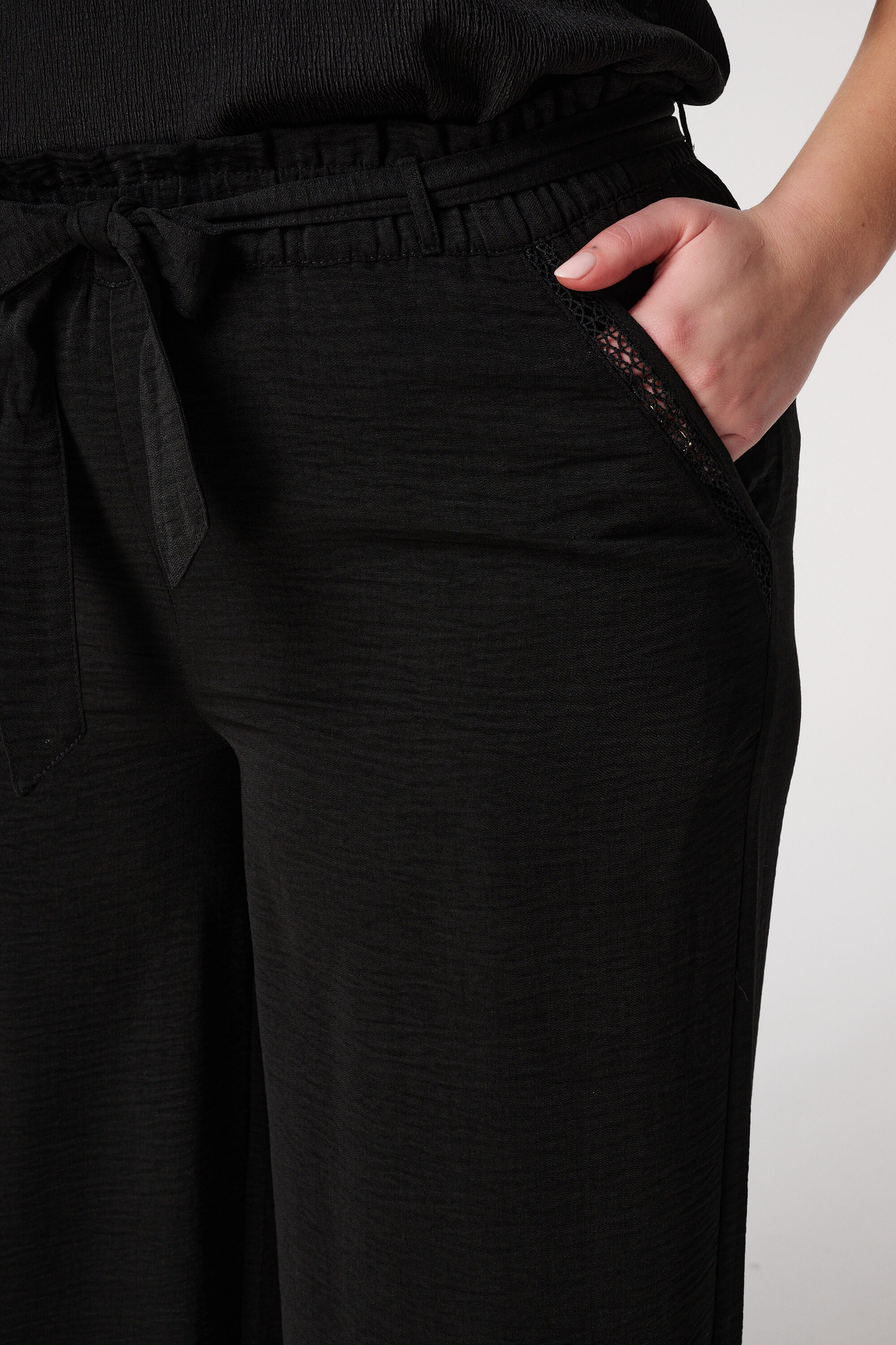 Pantalones con una cintura el&aacute;stica image number 4
