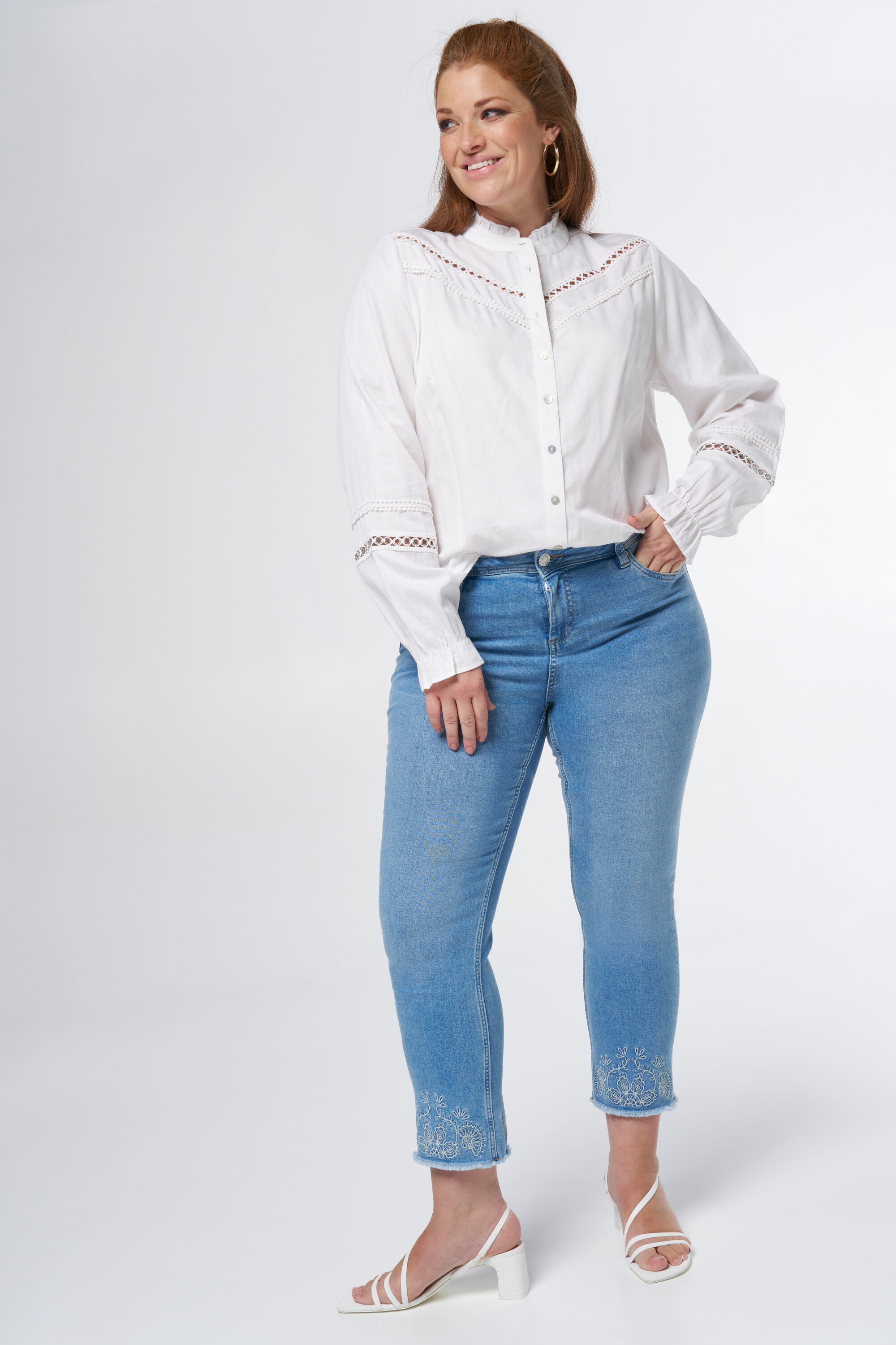 Blusa con detalles y cuello alto image number 5