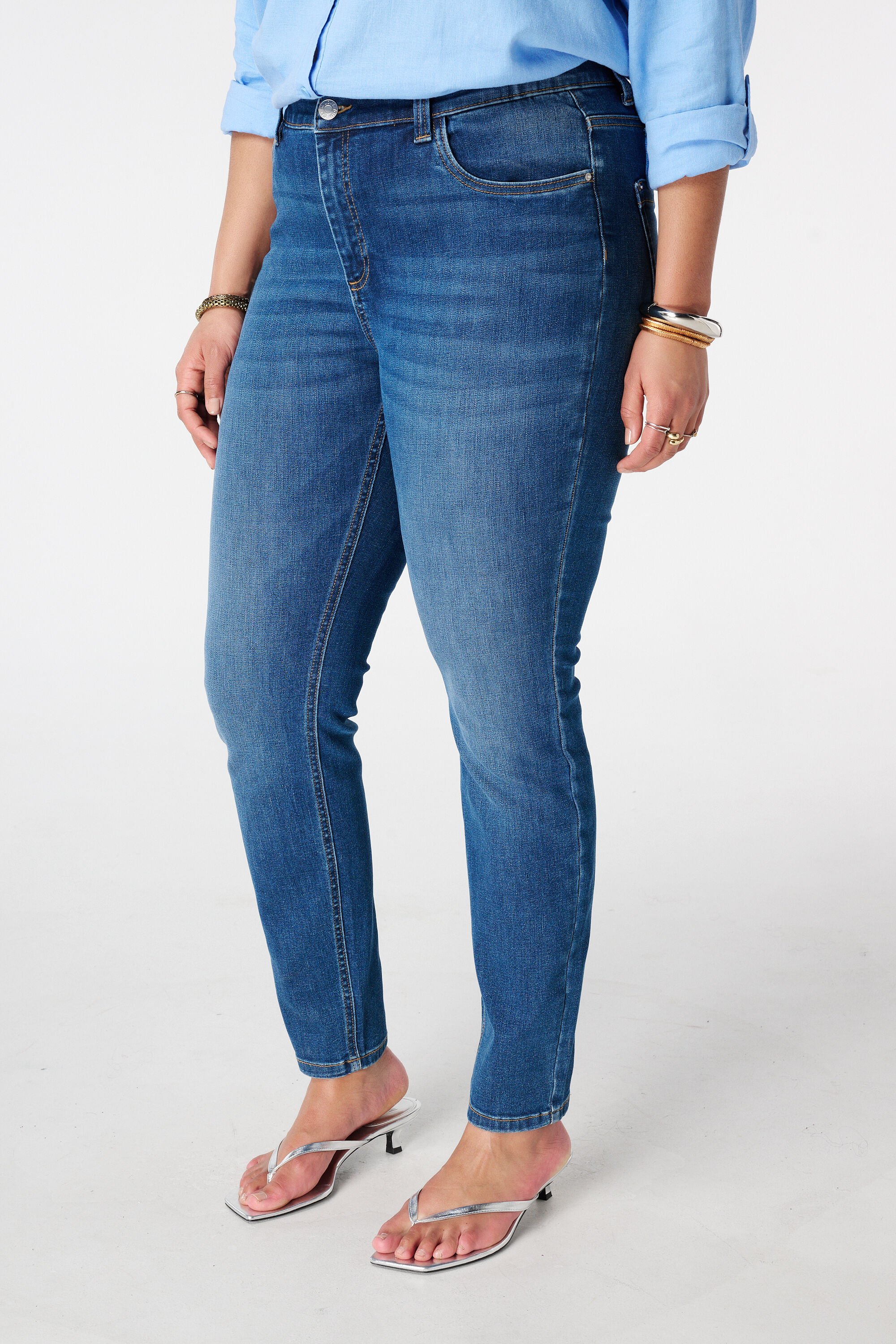 Vaqueros IRIS de corte pitillo image number 5