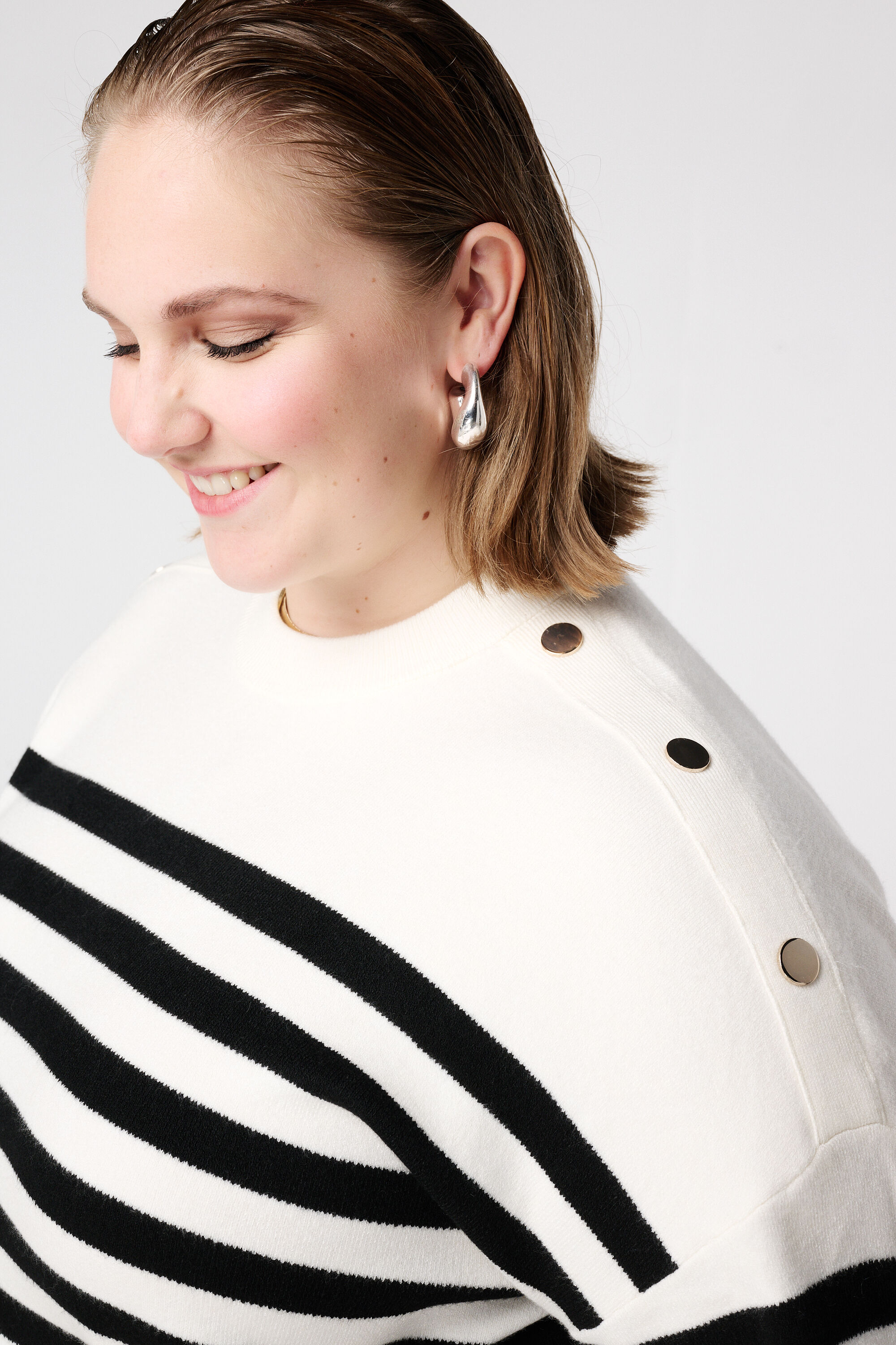 Jersey de rayas con botones decorativos image number 4