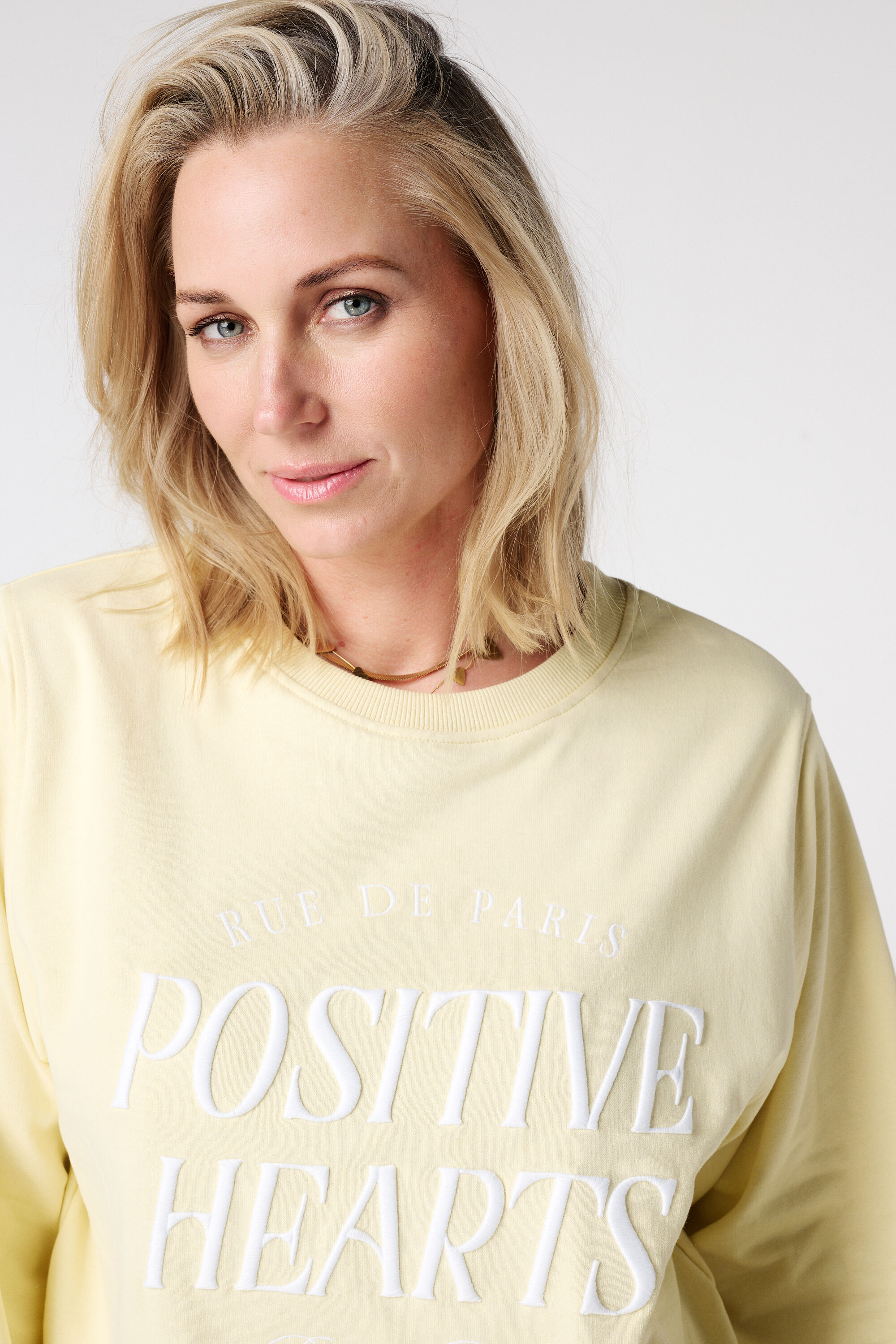 Su&eacute;ter con texto bordado image number 4