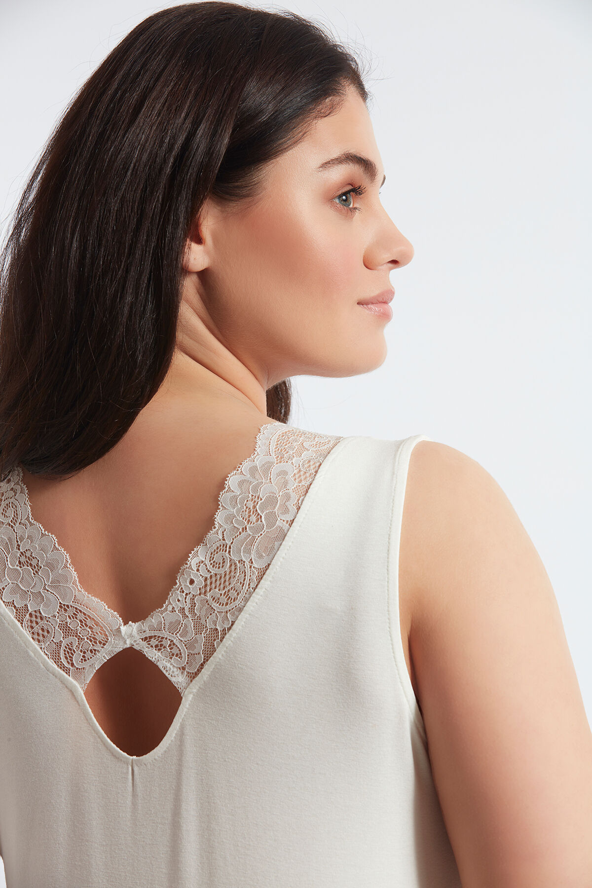 Top de encaje sin mangas image number 6