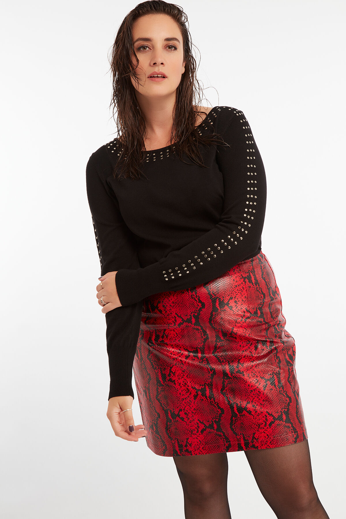 Su&eacute;ter con tachuelas image number 5