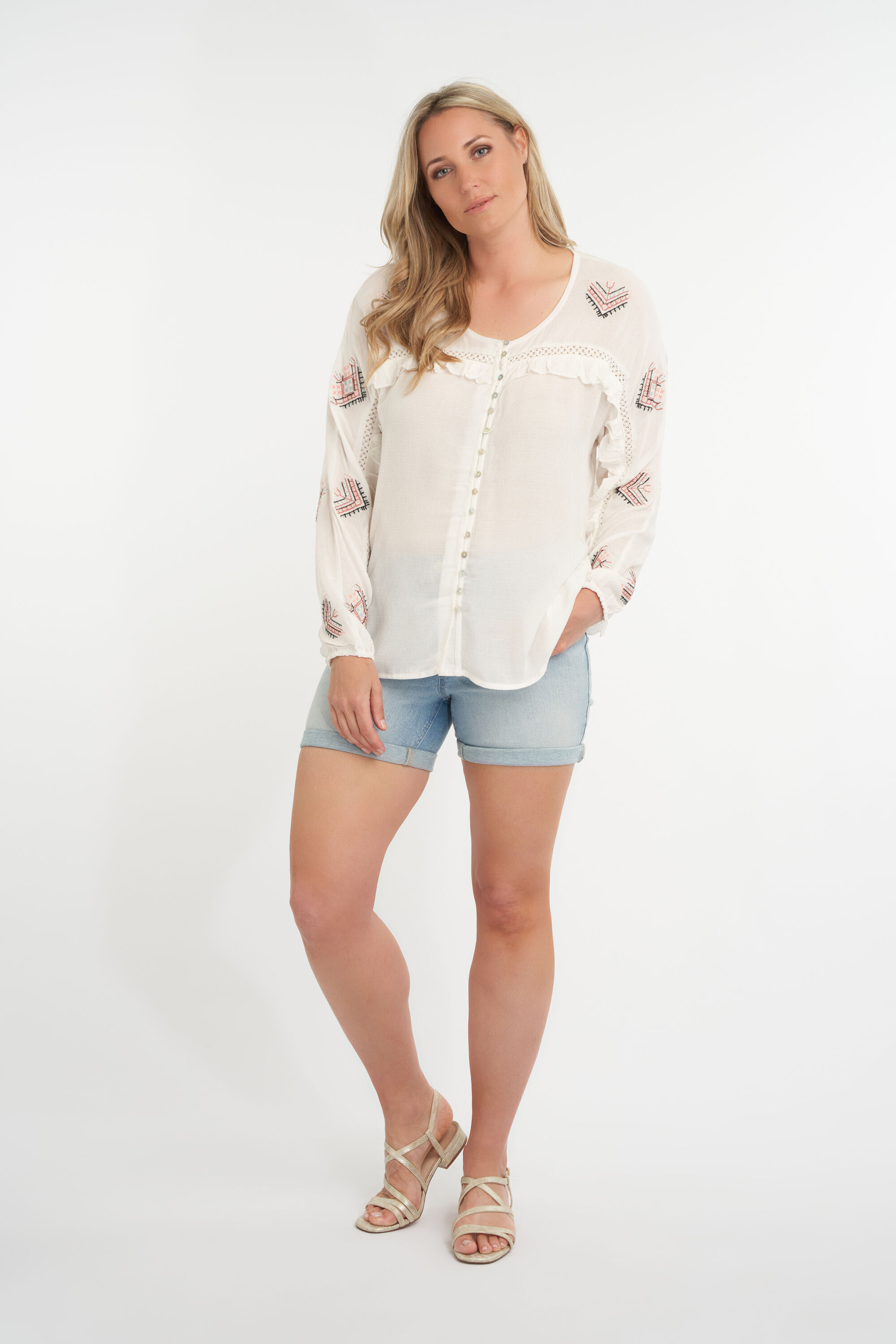 Blusa con bordados  image number 5