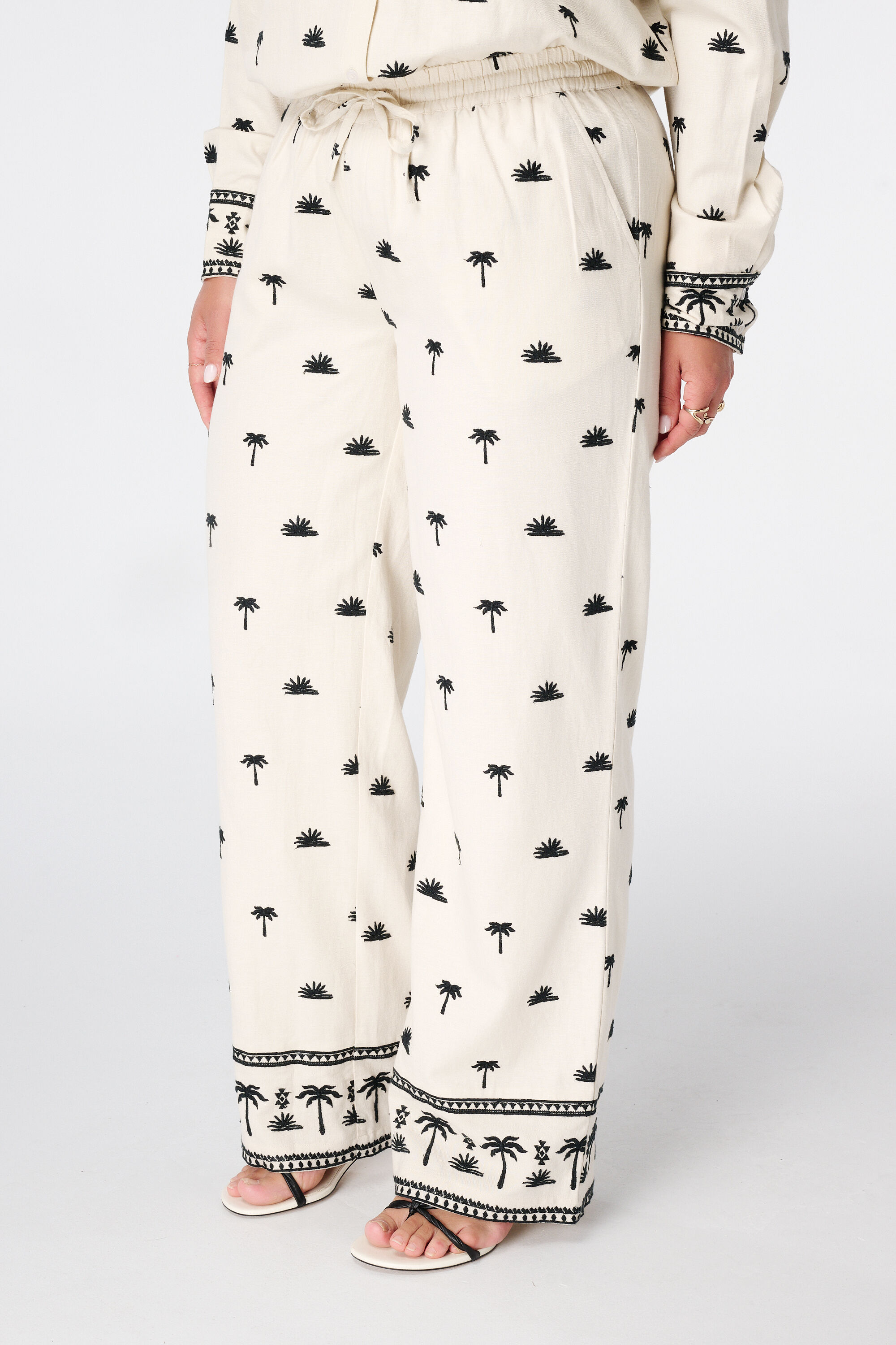 Pantal&oacute;n con detalles bordados image number 5