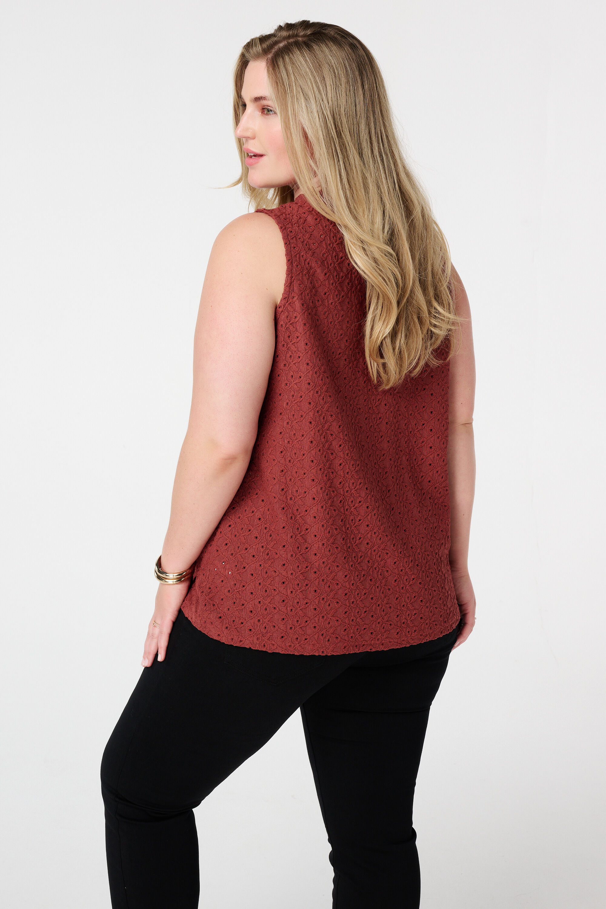 Top bordado sin mangas image number 3