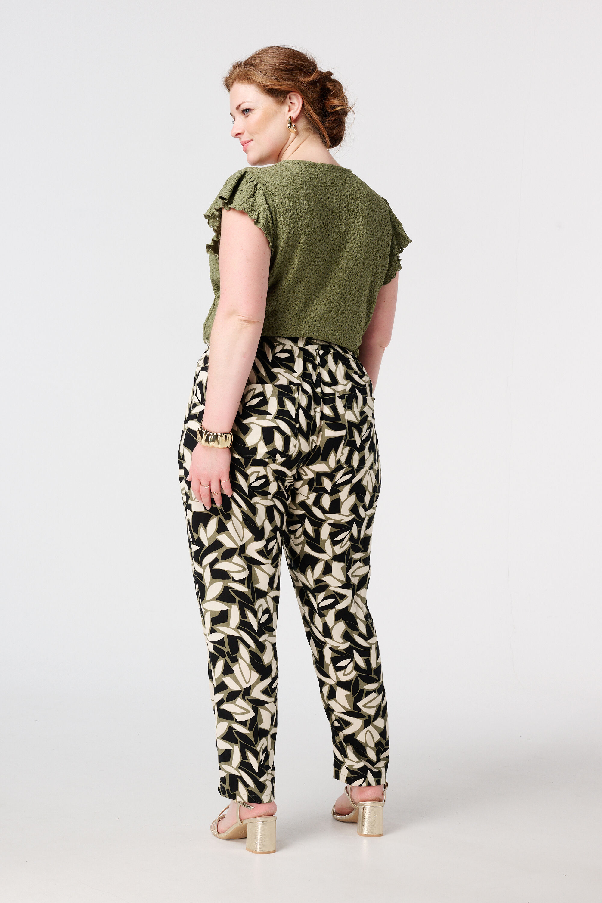 Pantalones c&oacute;modos con cord&oacute;n image number 3