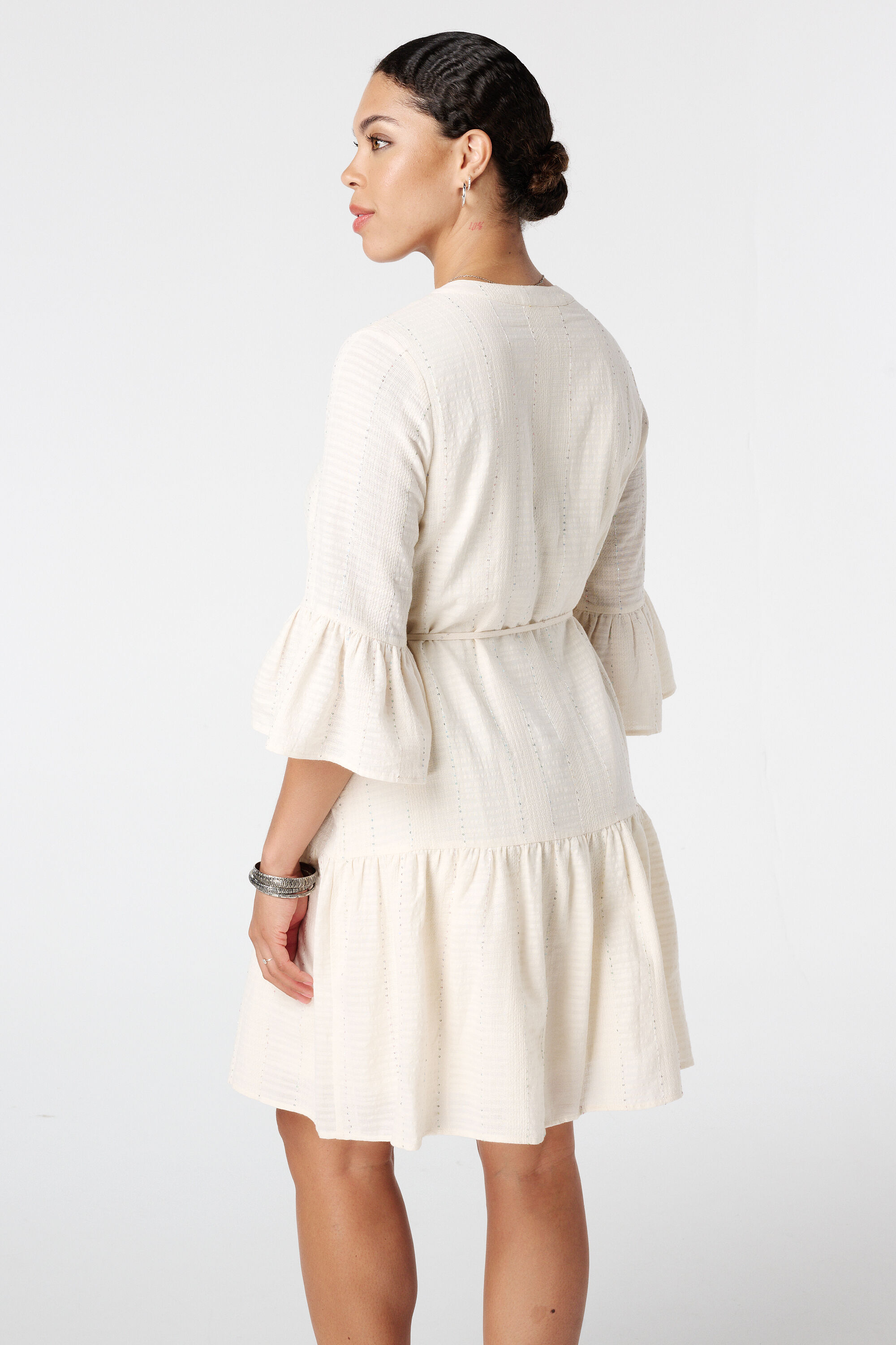 Vestido con lentejuelas decorativas image number 3