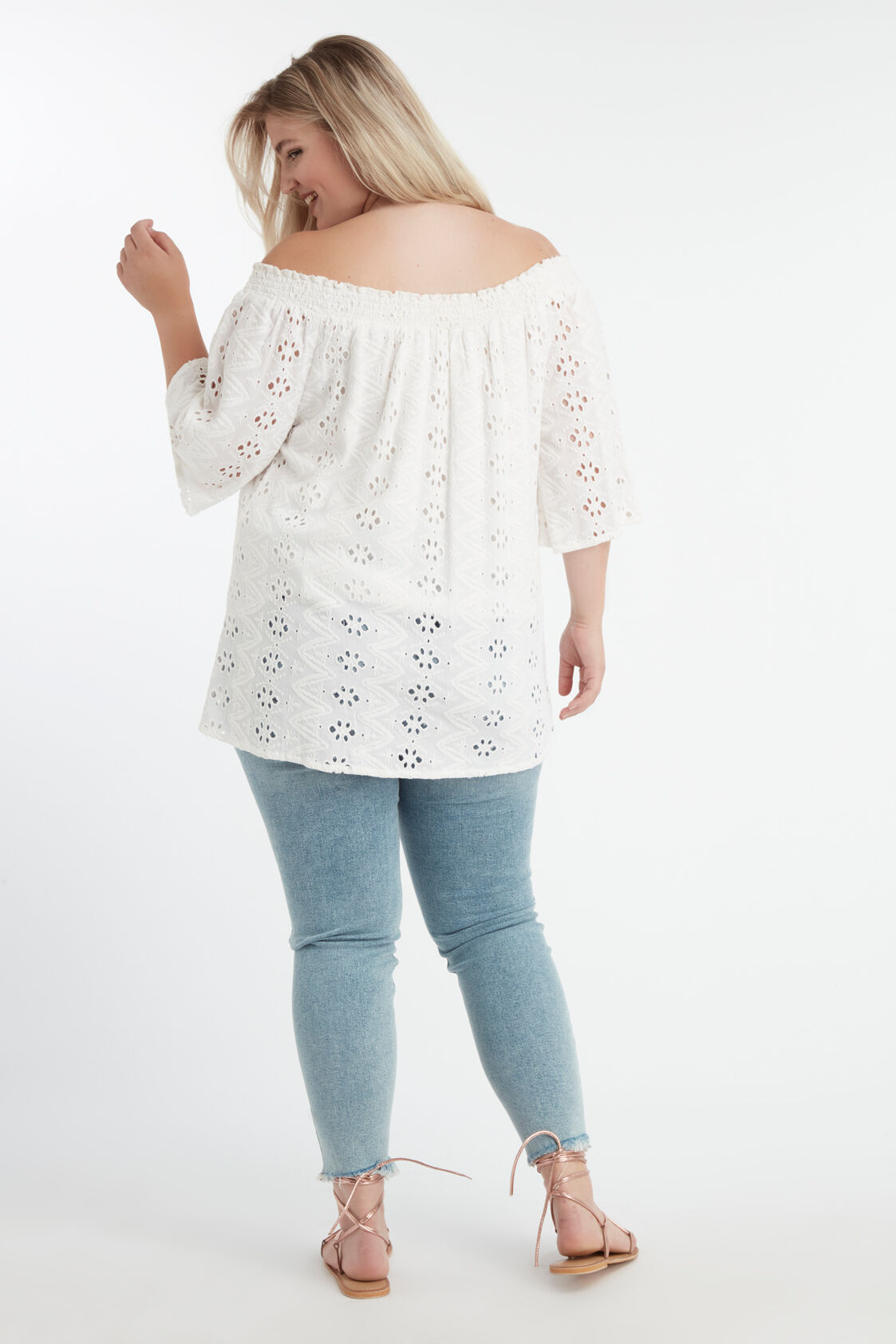 Top calado con hombros descubiertos image number 4