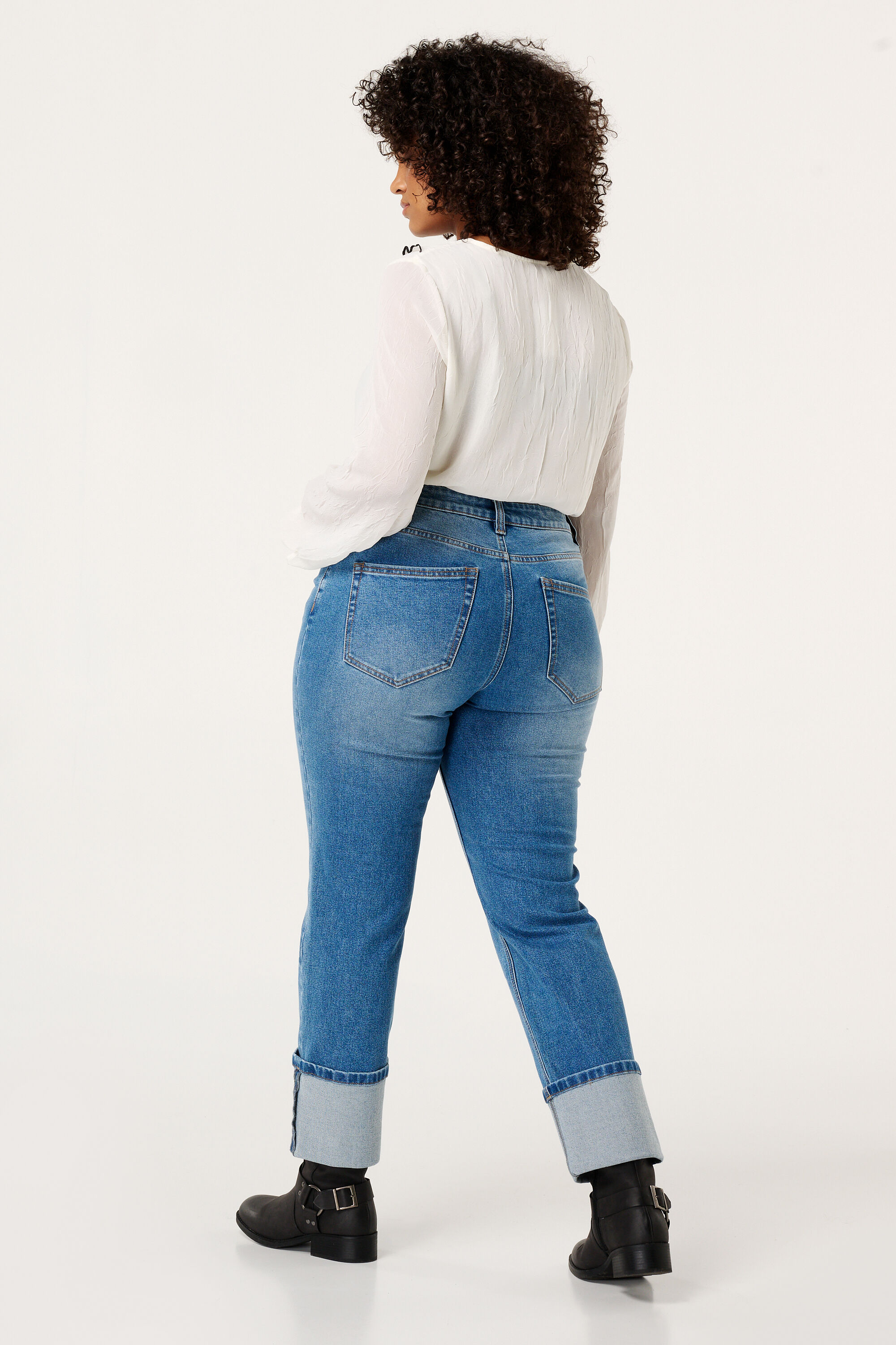 Vaqueros con perneras rectas y vuelta image number 3
