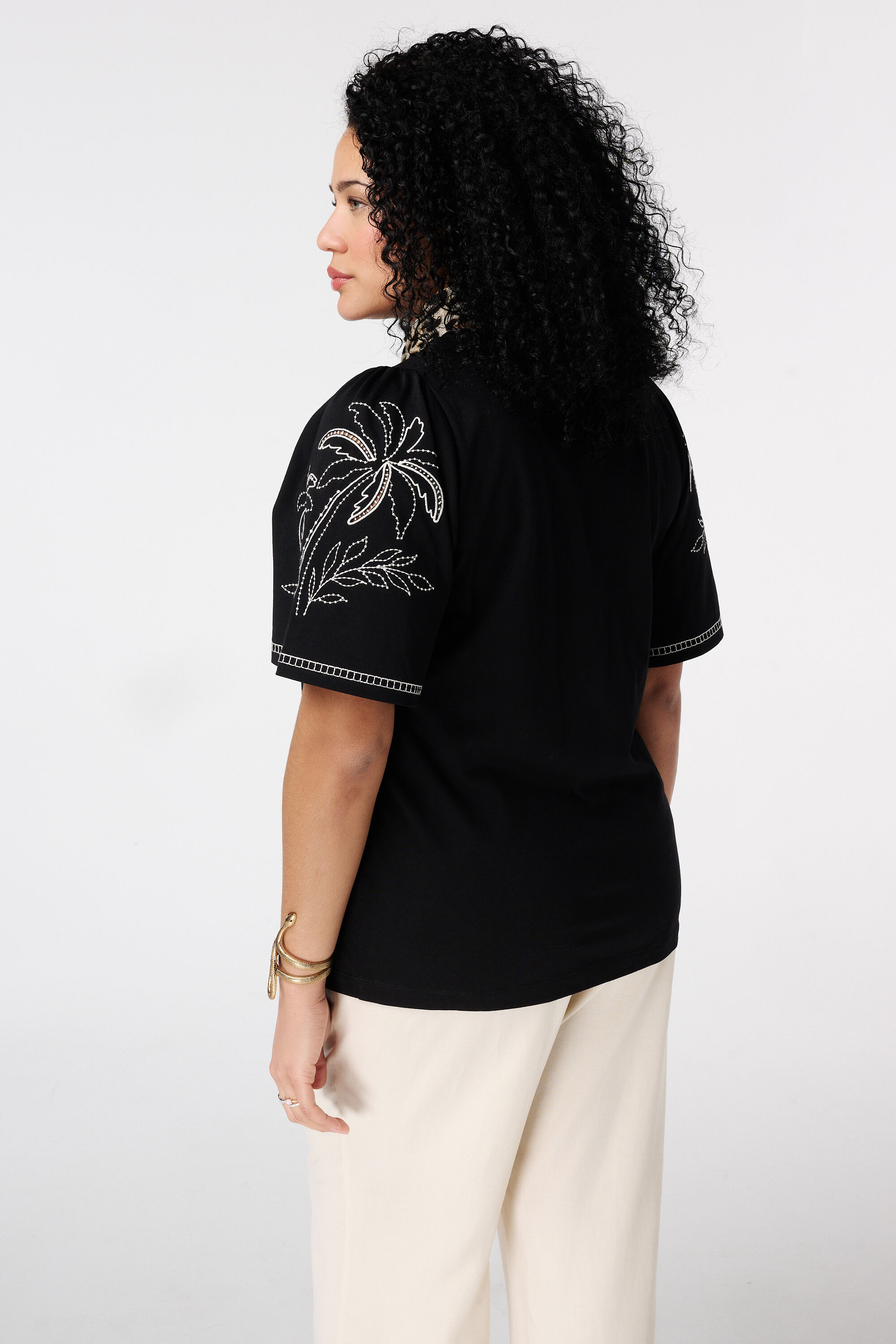 Camiseta con bordado image number 3