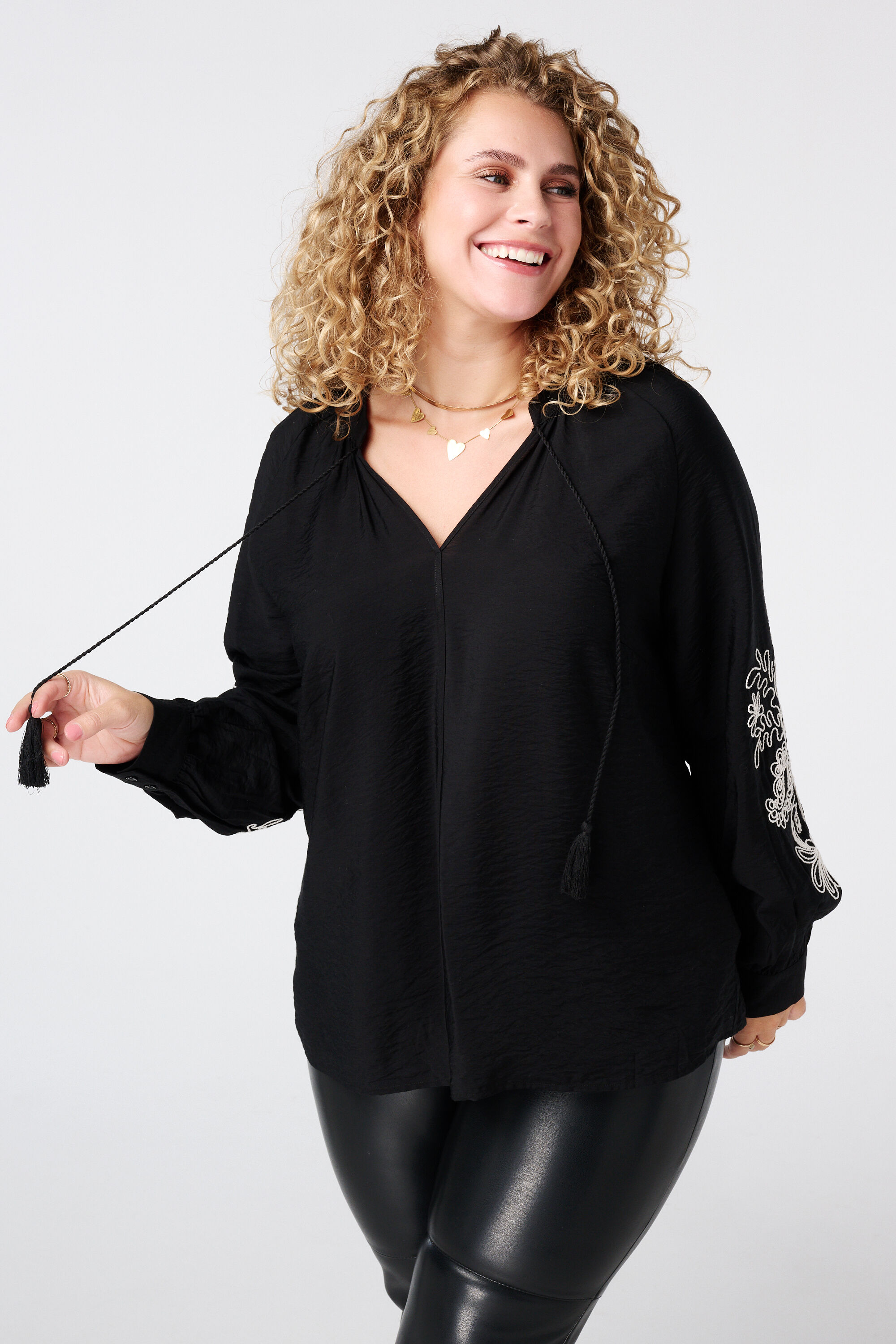 Blusa con bordado en las mangas