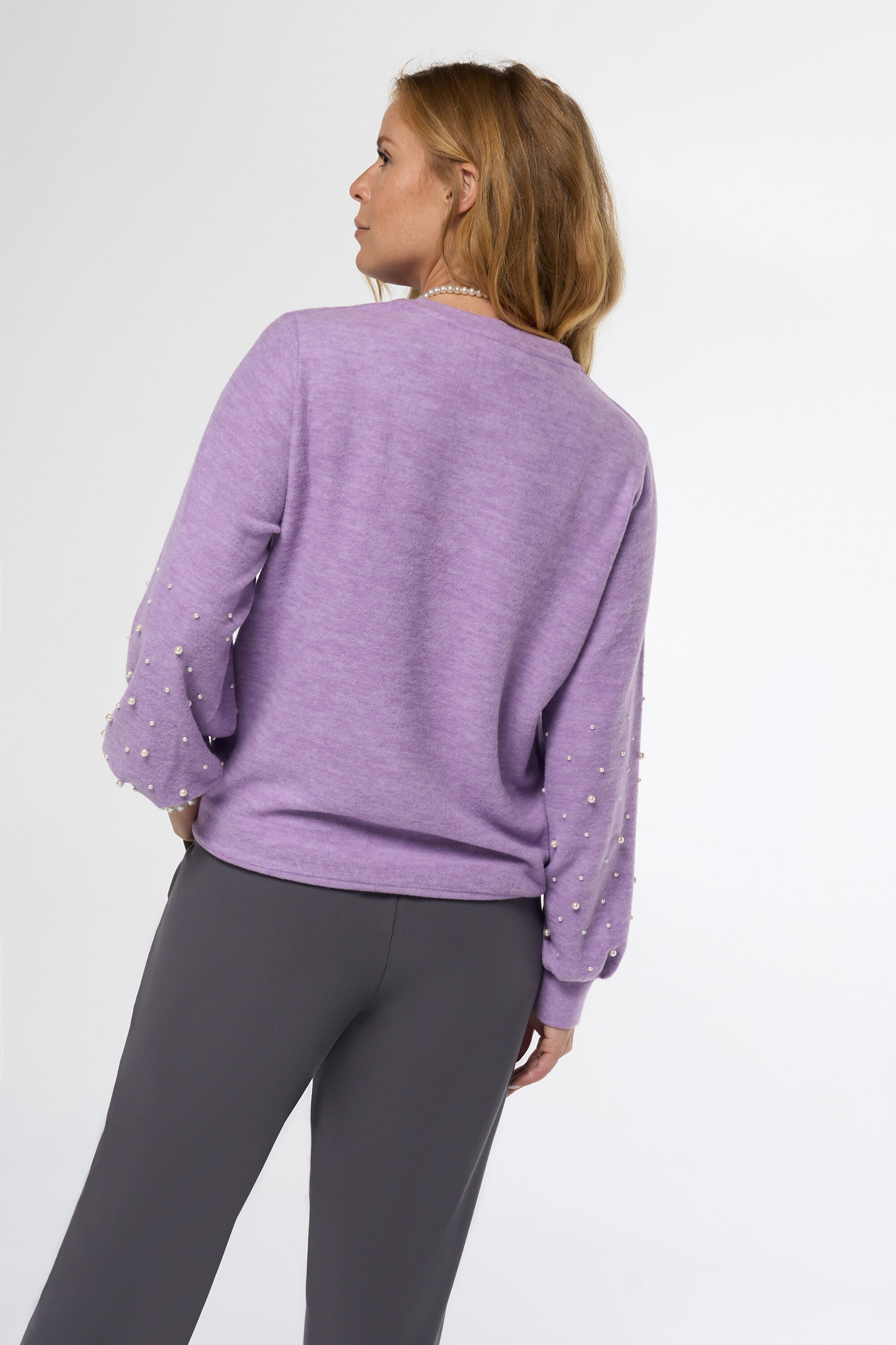 Su&eacute;ter con perlas image number 3