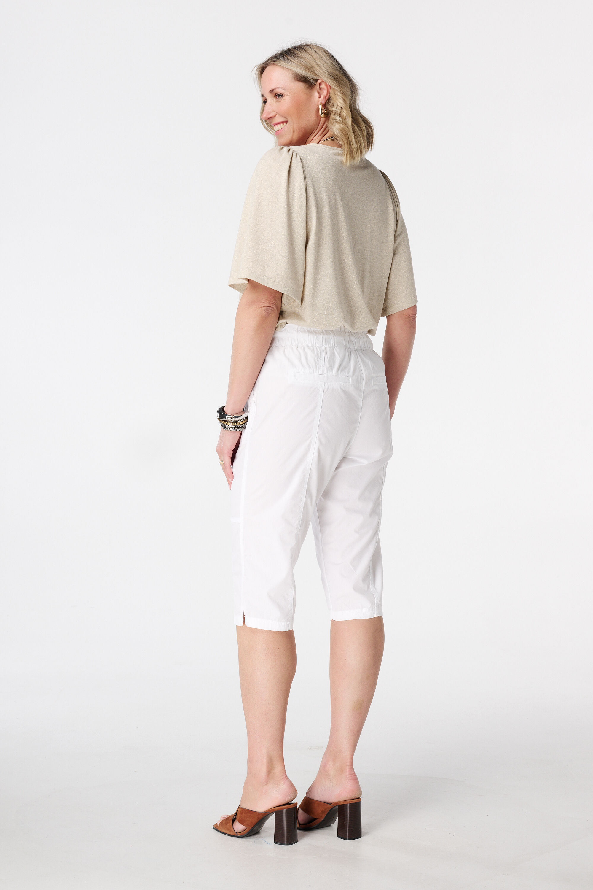 Pantal&oacute;n capri con cintura el&aacute;stica image number 3