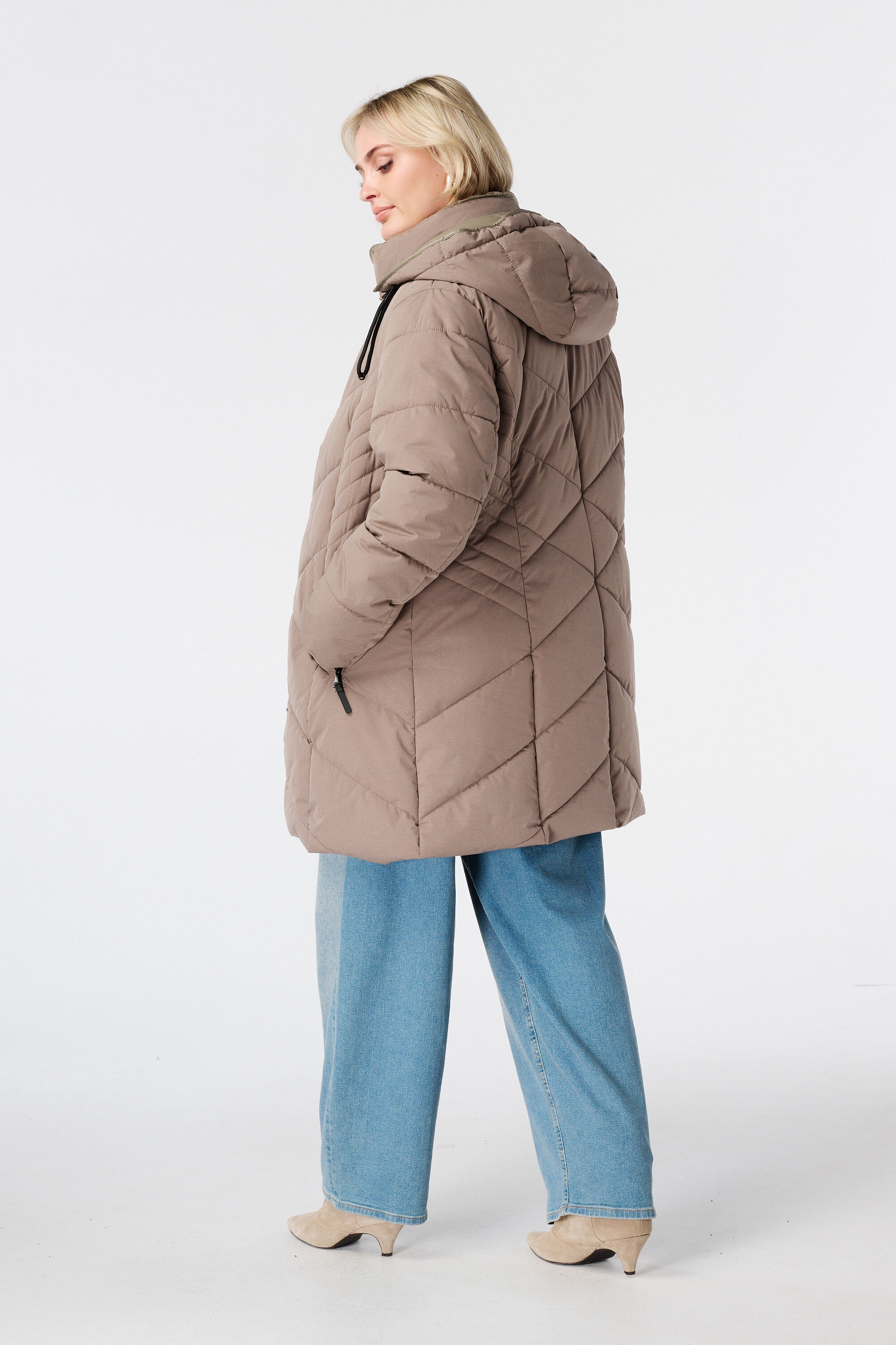 Chaqueta acolchada con capucha image number 3