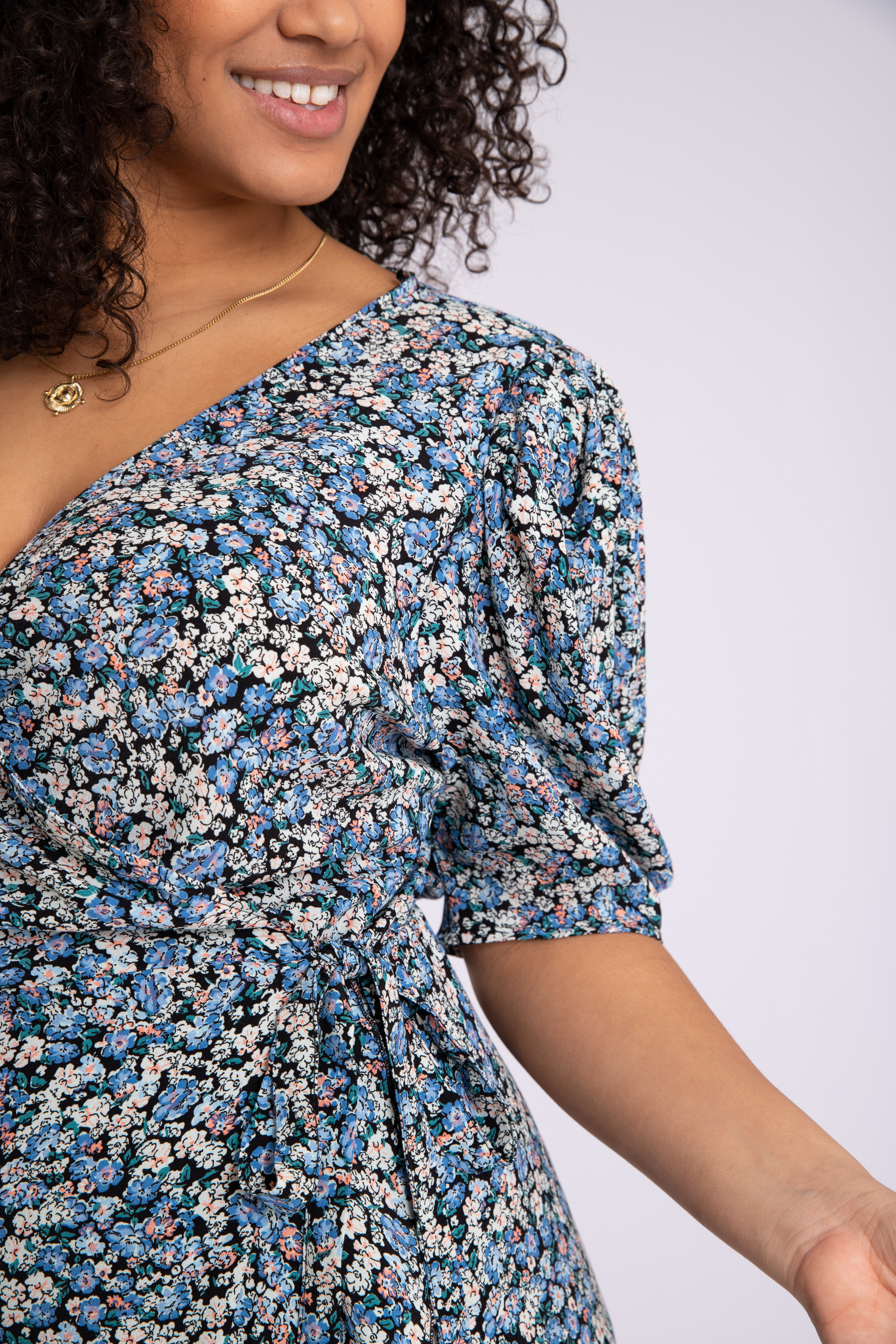 Vestido cruzado con manga abullonada image number 5