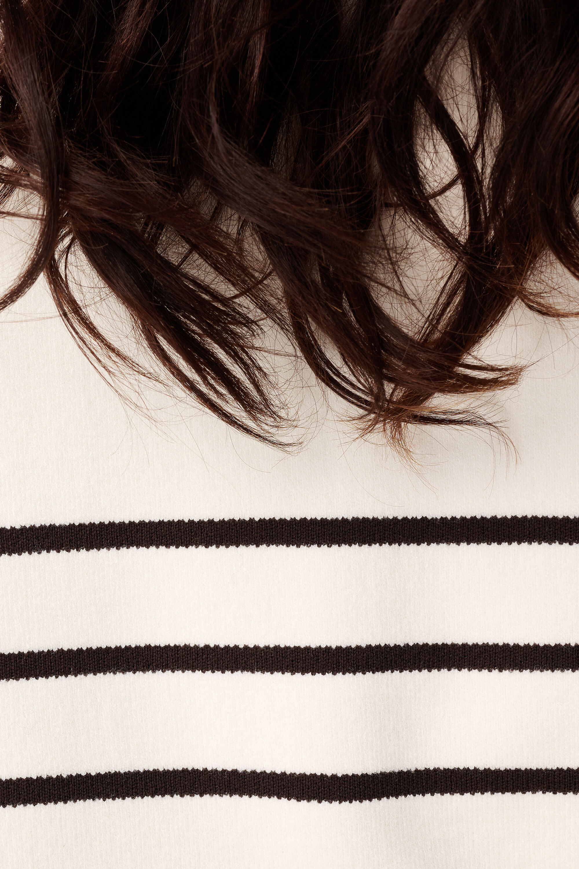 Jersey de rayas con escote en V image number 6