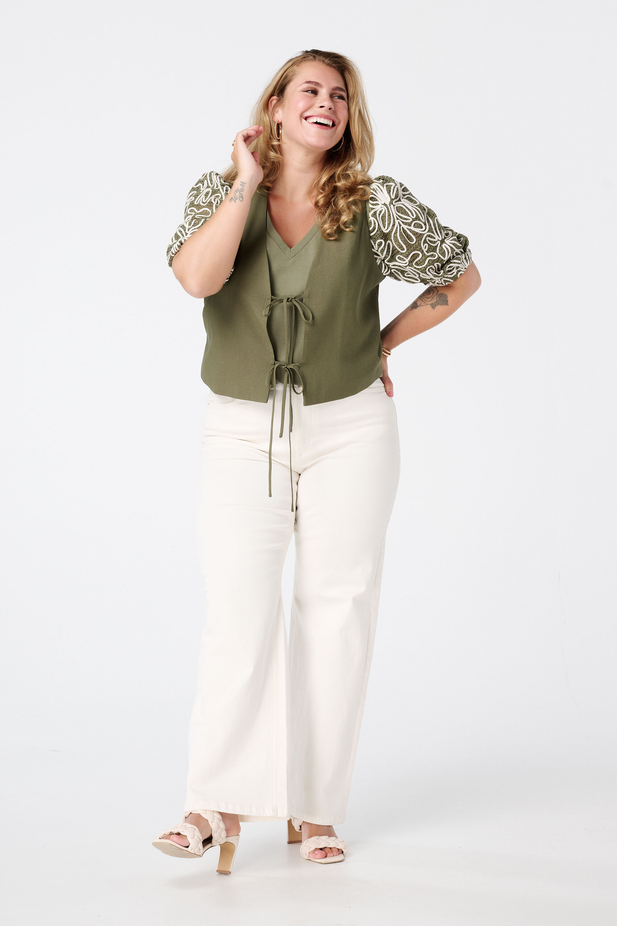 Camiseta con mangas bordadas image number 5