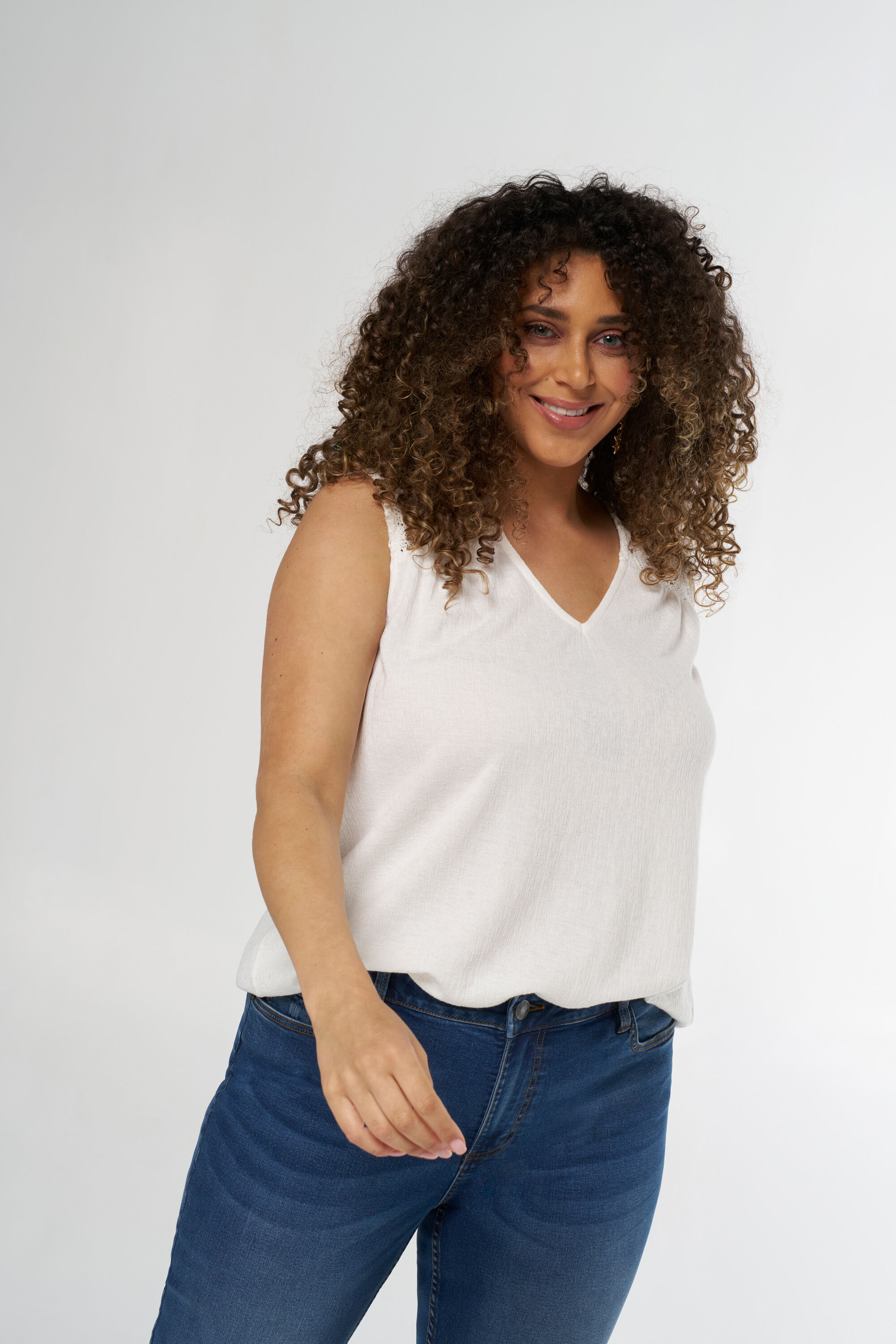 Top con detalles de ganchillo  image number 5