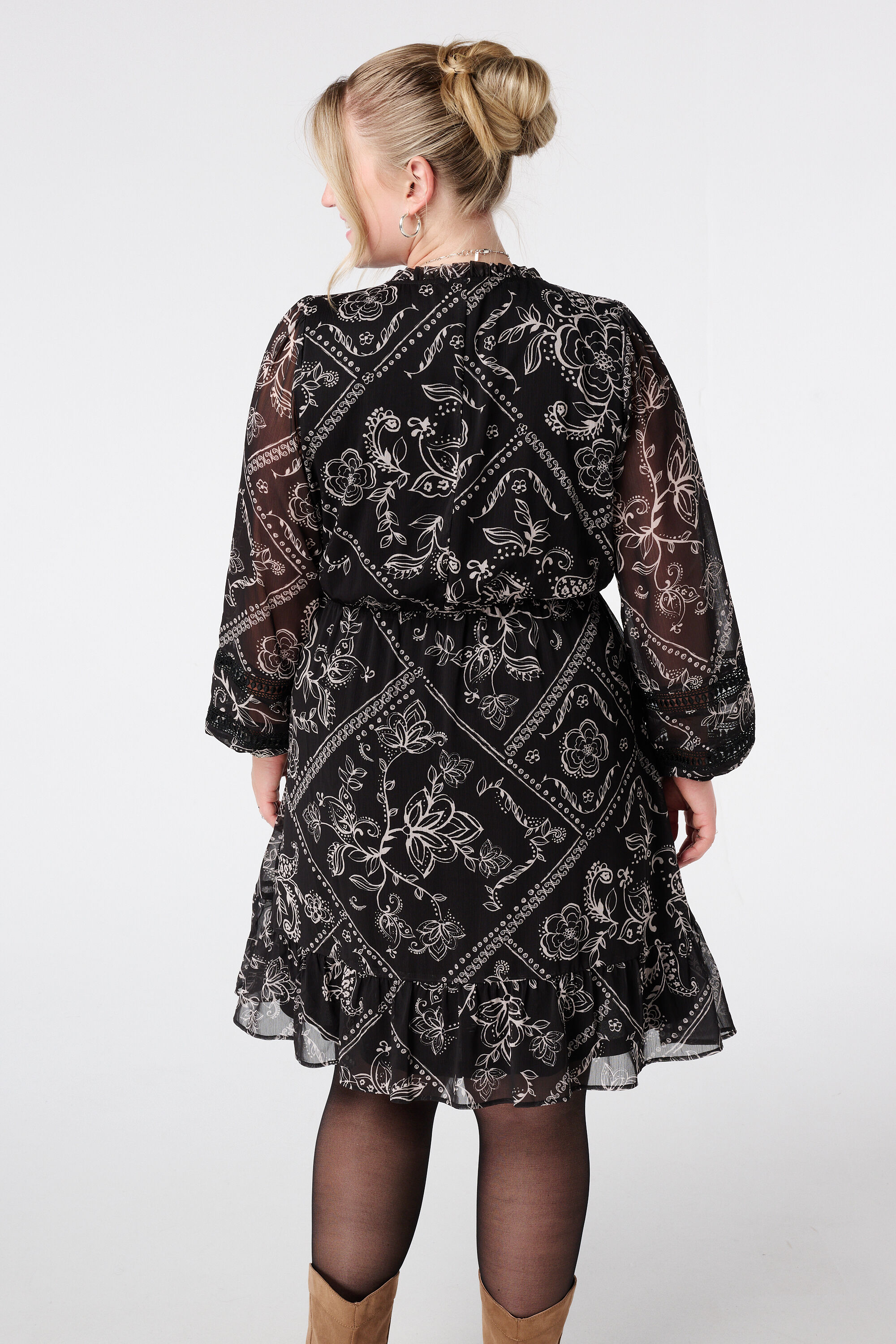 Vestido con estampado y detalles bordados image number 3