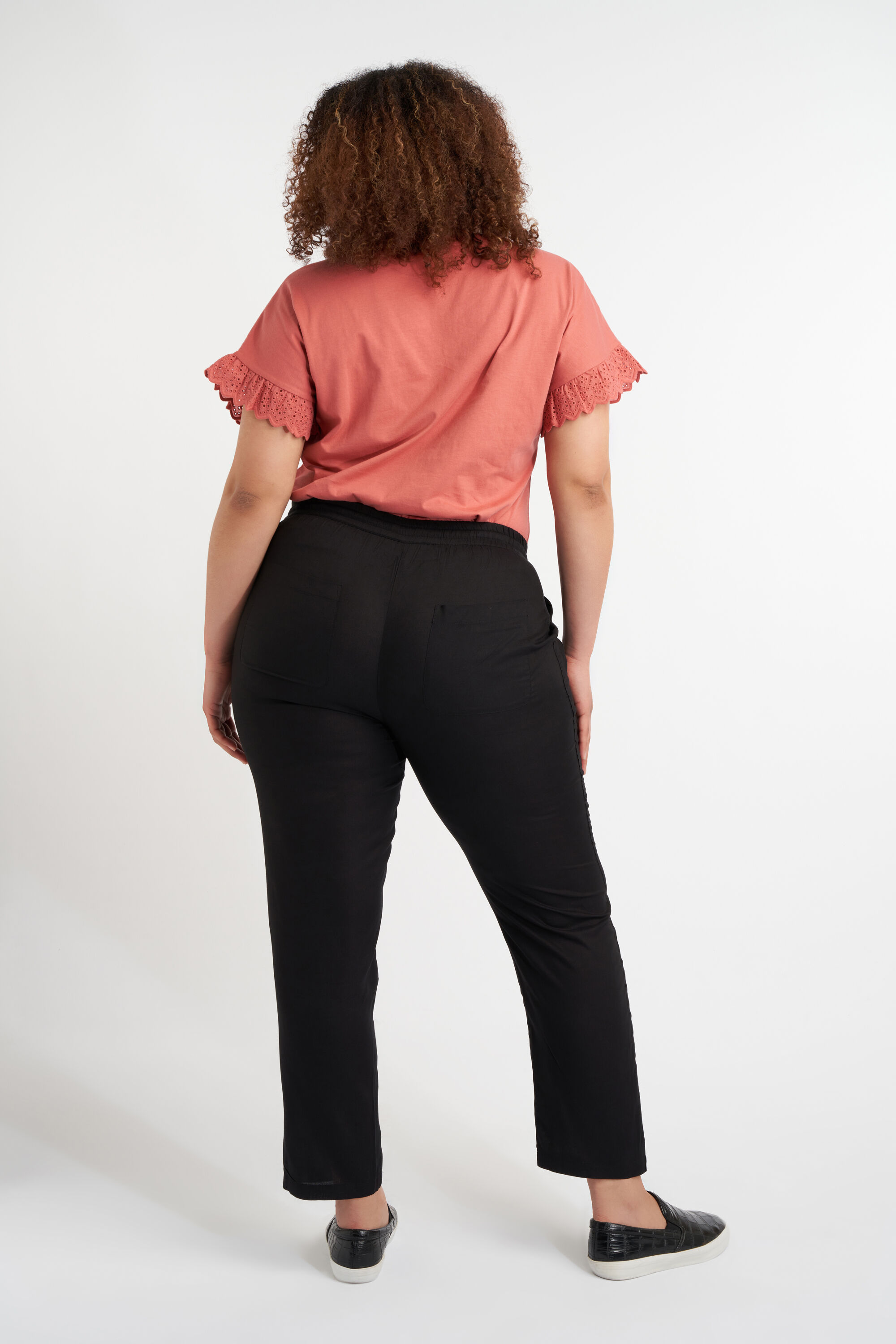 Pantalones holgados  image number 3