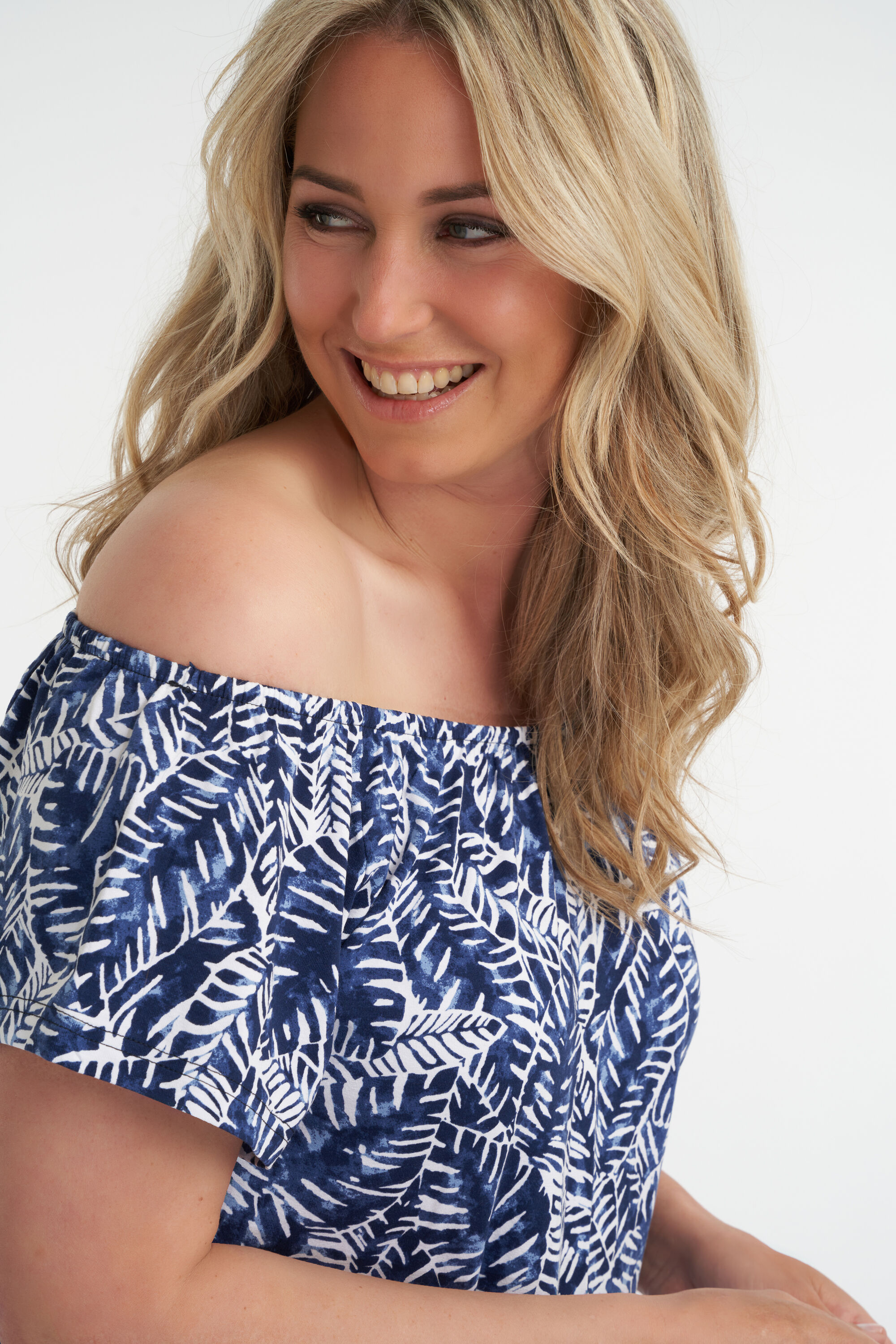 Vestido con los hombros al descubierto image number 4