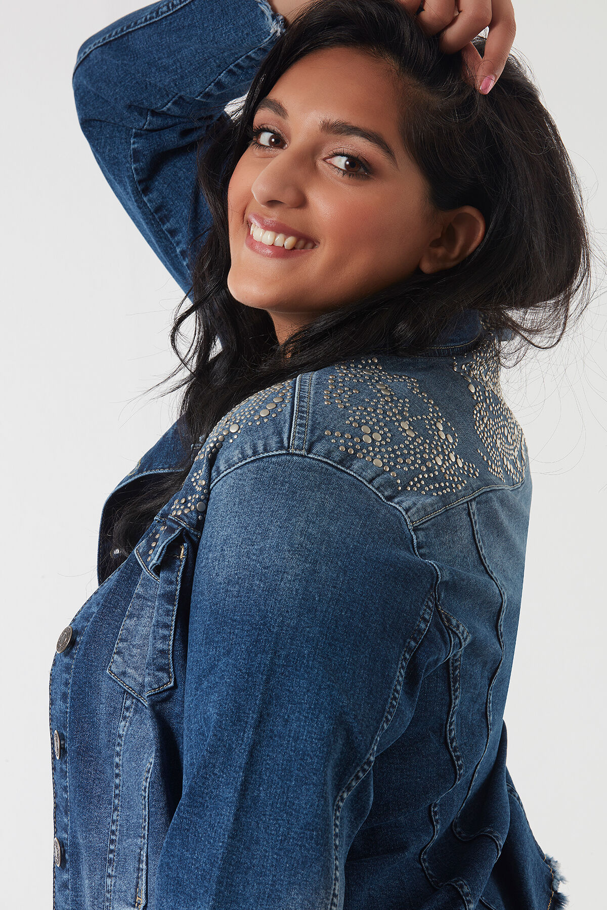 Chaqueta vaquera con tachuelas image number 3