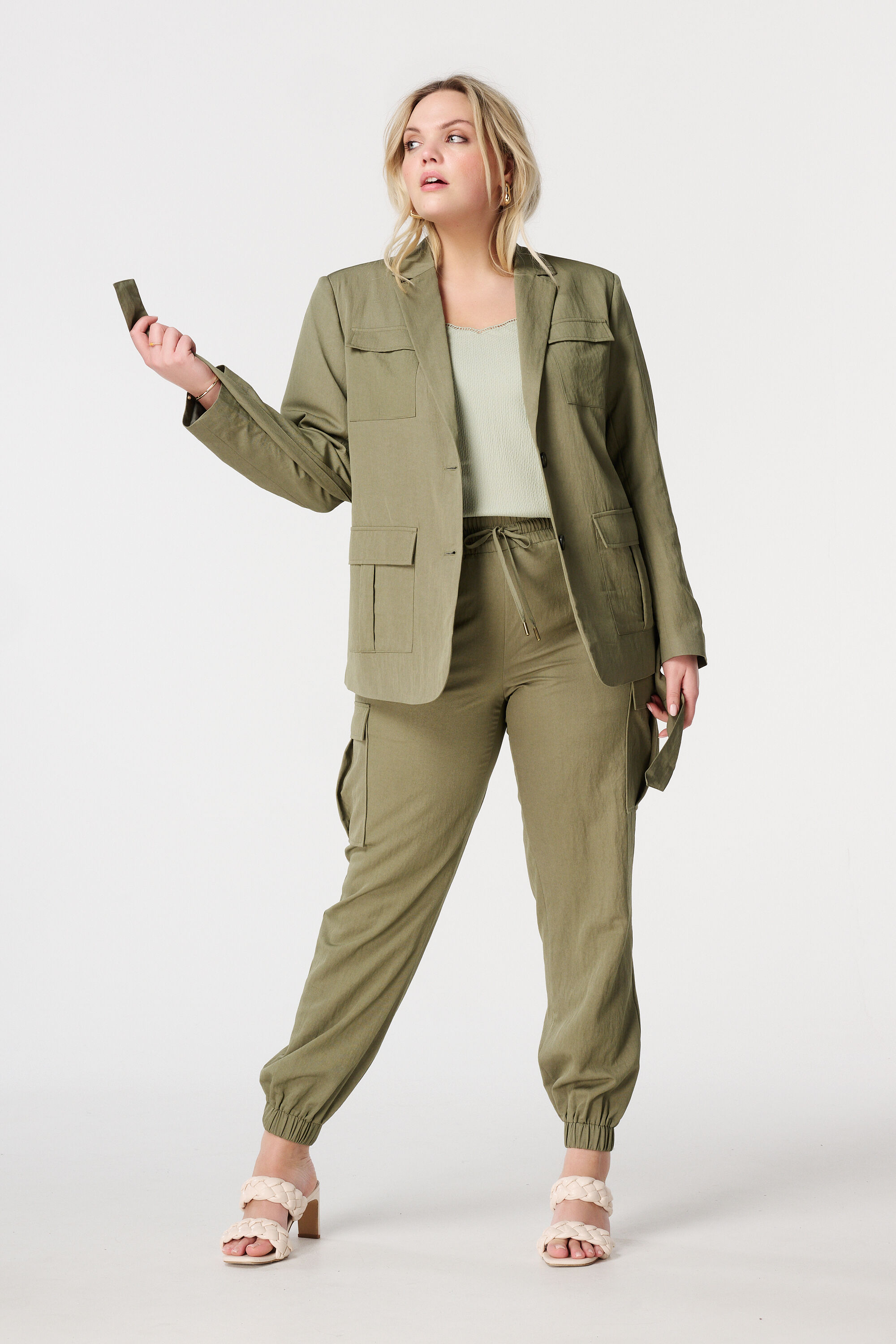 Blazer con bolsillos y un cinto image number 5