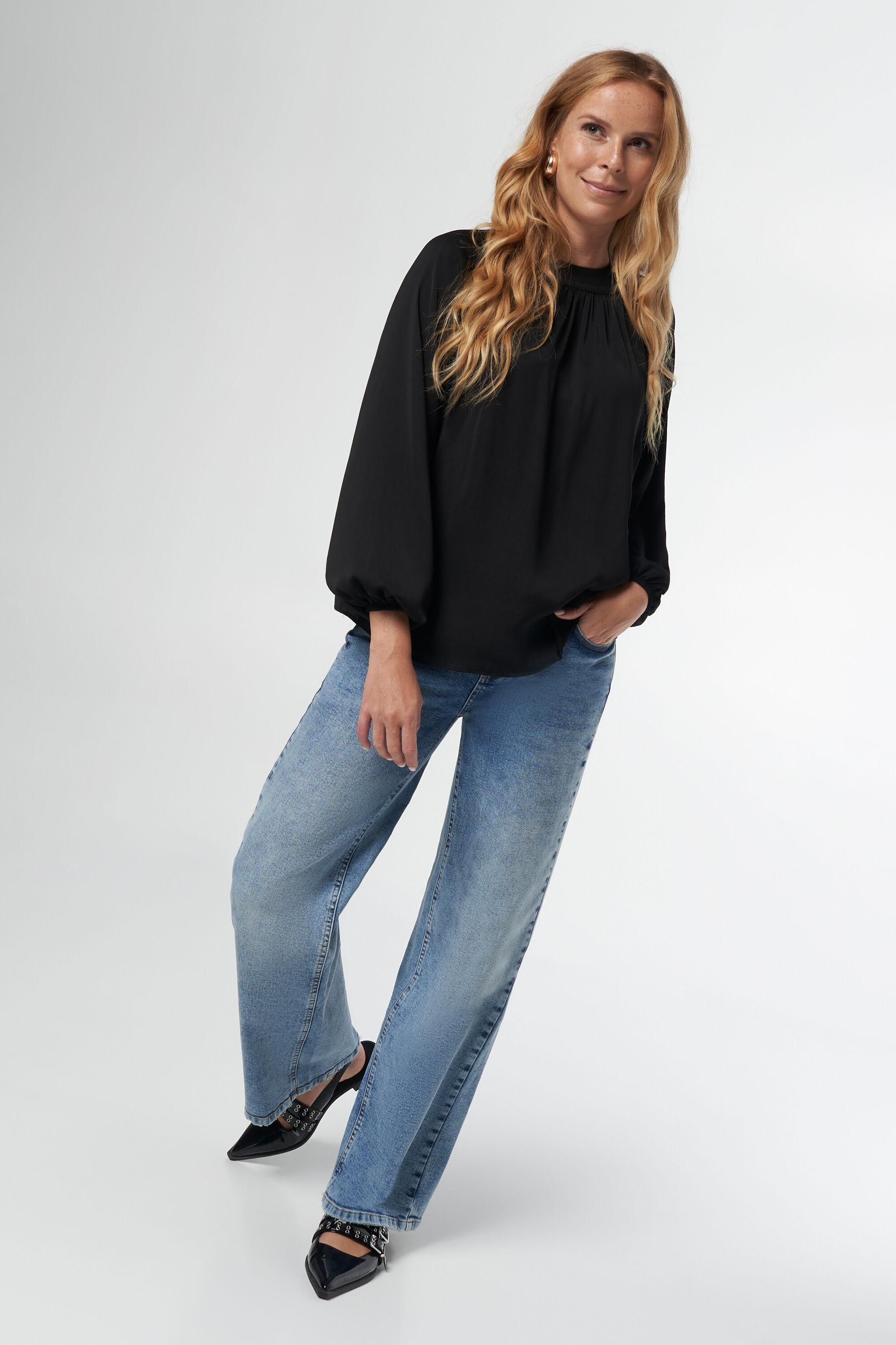 Blusa con botones dorados image number 5